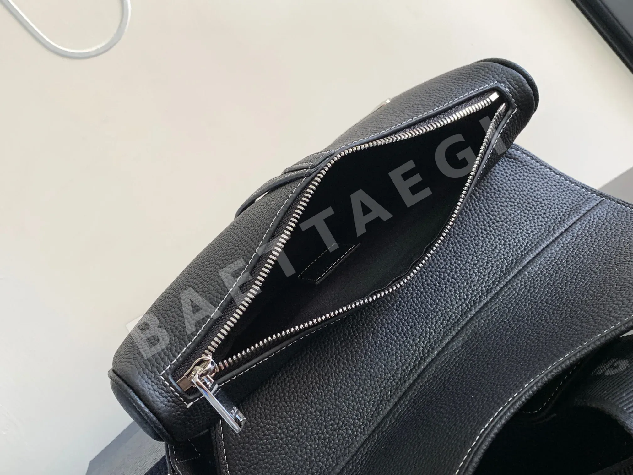 디올 새들 블랙 그레인 카프스킨 가방 상세 이미지 8