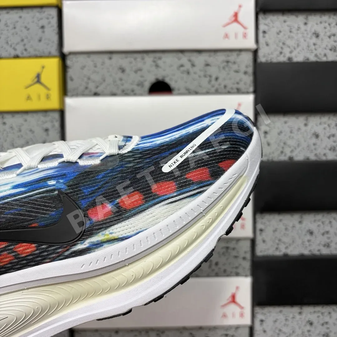 나이키 [GT] 보메로 18 SE IB8164-999 201792 Nike Vomero 18 SE Light Trails 상세 이미지 8