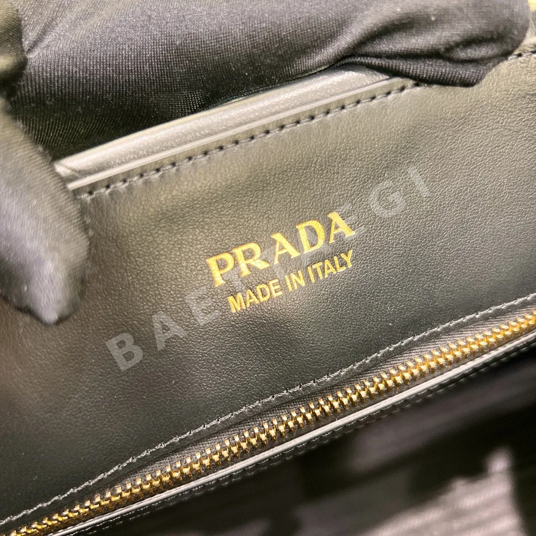프라다 퀼팅 송아지가죽 라지 토트백 1BA377 상세 이미지 9