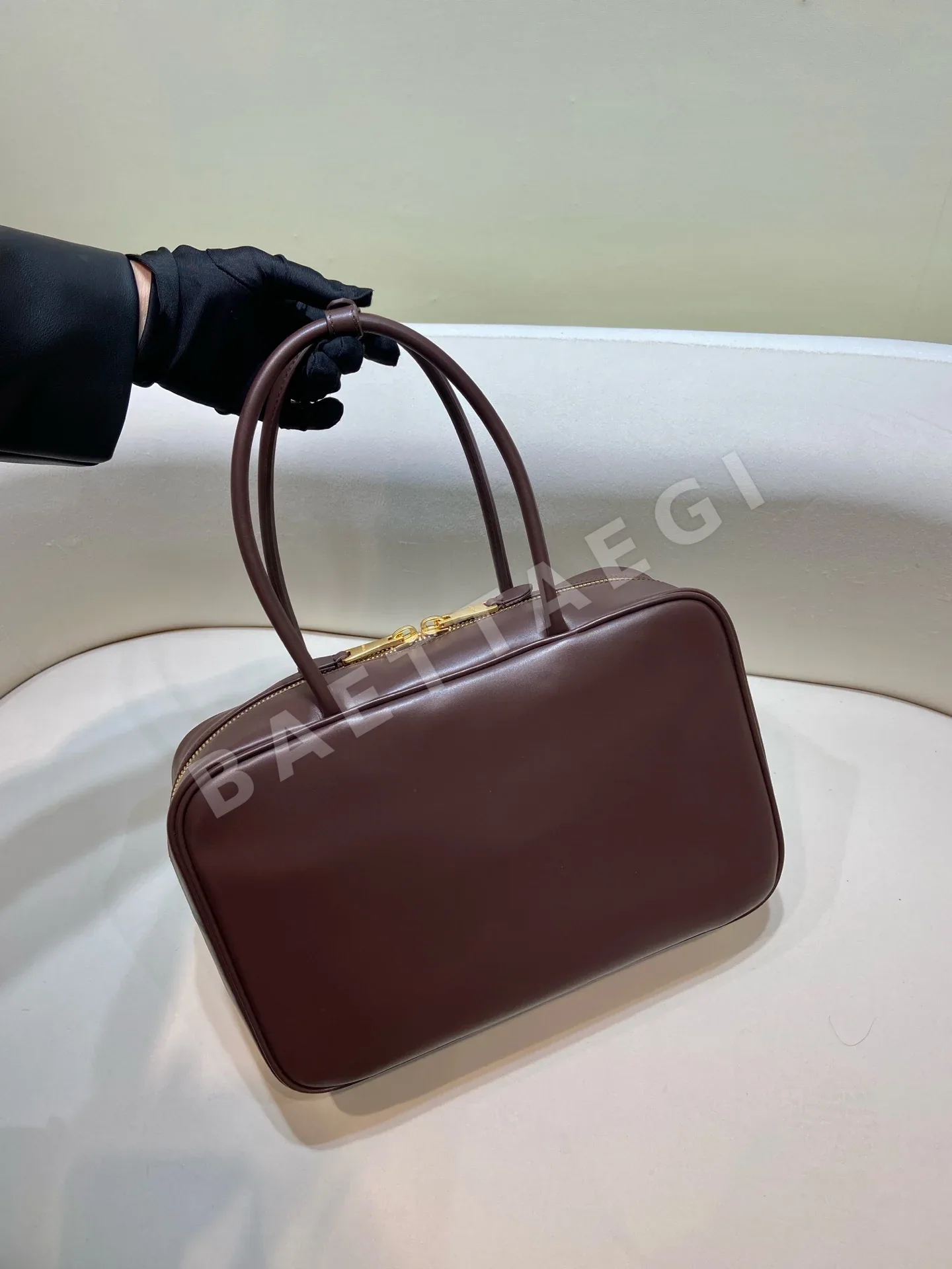 미우미우 엠보싱 로고 볼링백 5BB117 상세 이미지 3