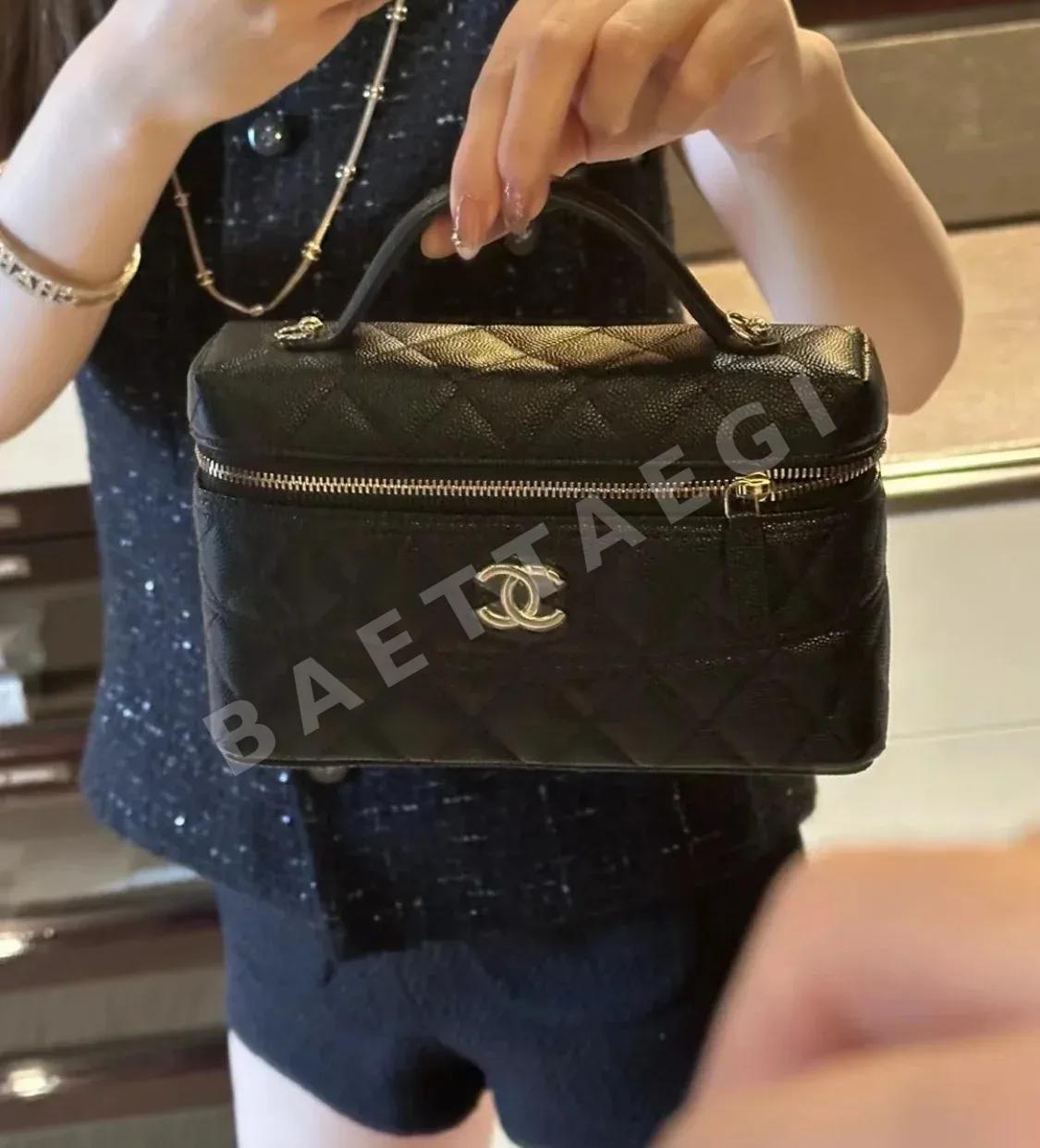 샤넬 25c 라이트 블랙 핸들 가방 상세 이미지 4