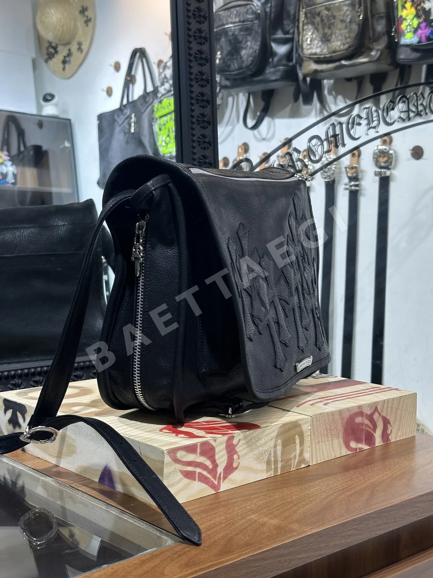 크롬하츠 925 크로스 패턴 가죽 메신저백 상세 이미지 2