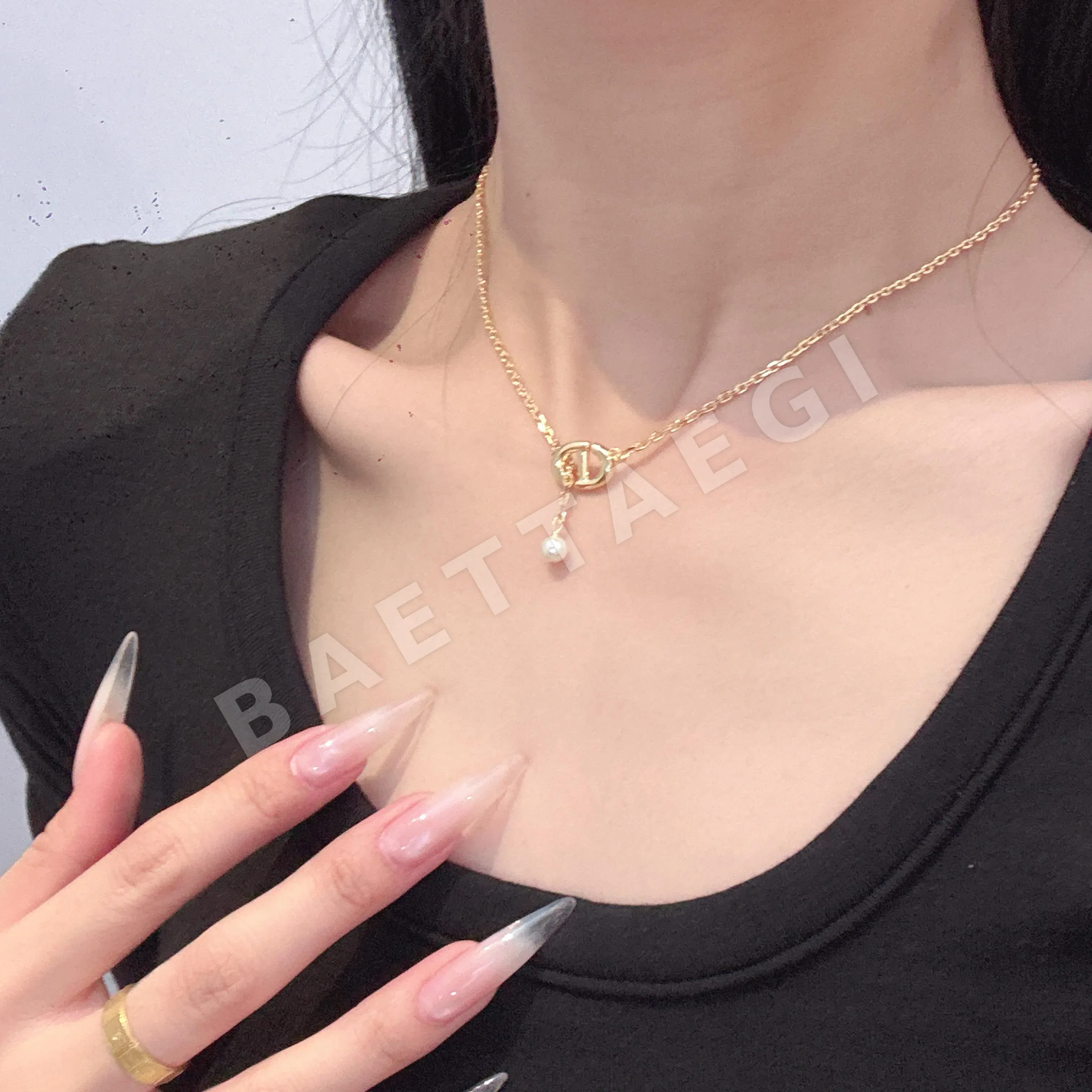 디올 황동 소재 손 모양 목걸이 60383