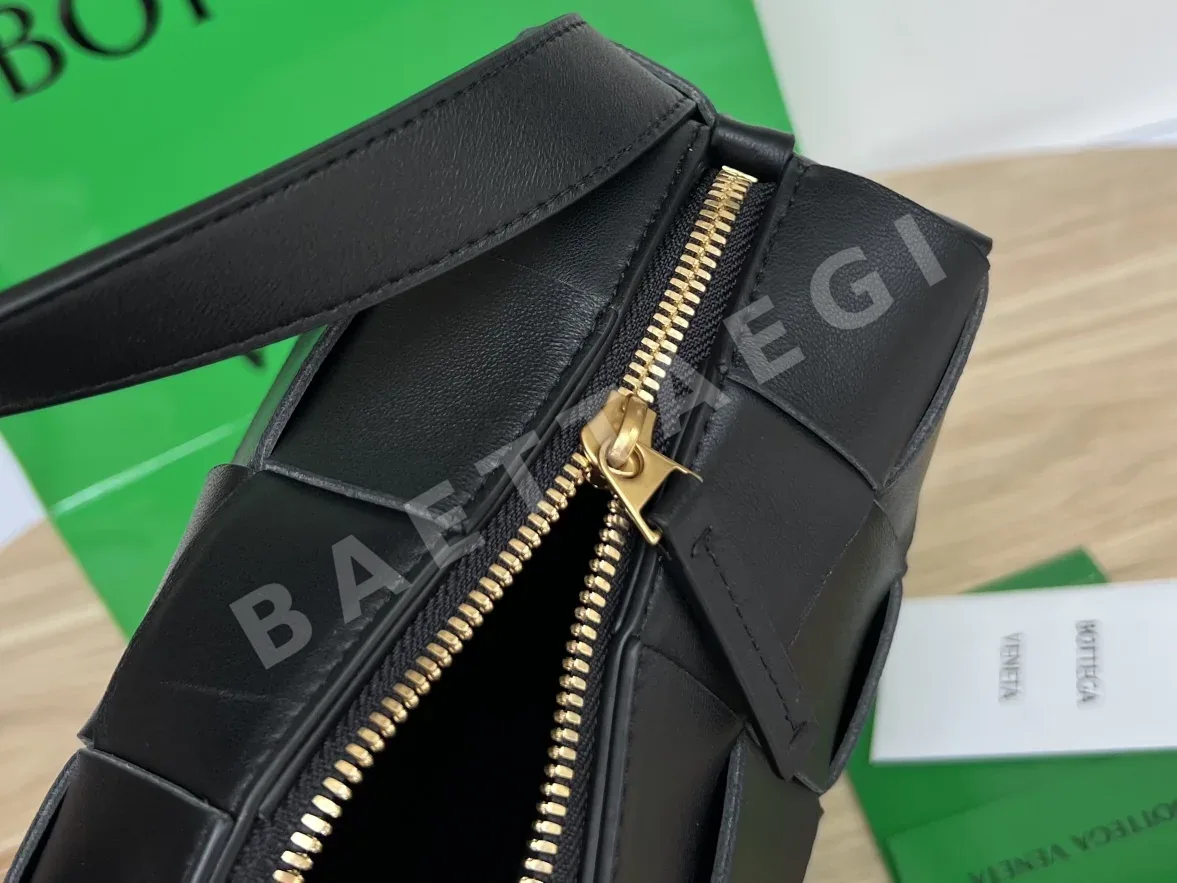 보테가베네타 브릭 카세트 램스킨 언더암 가방 상세 이미지 6