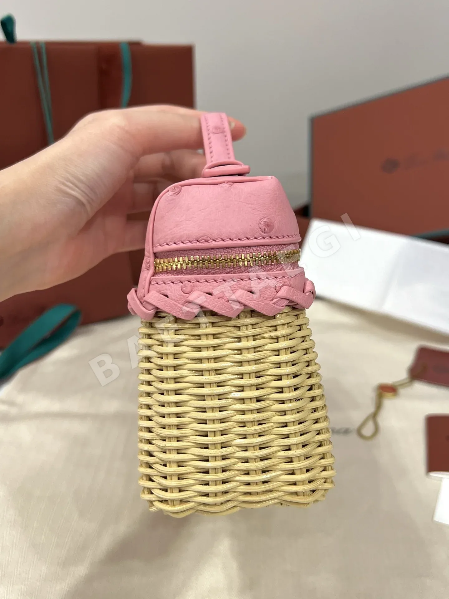 로로피아나 대나무 짜임 타조 가죽 핸드백 상세 이미지 4