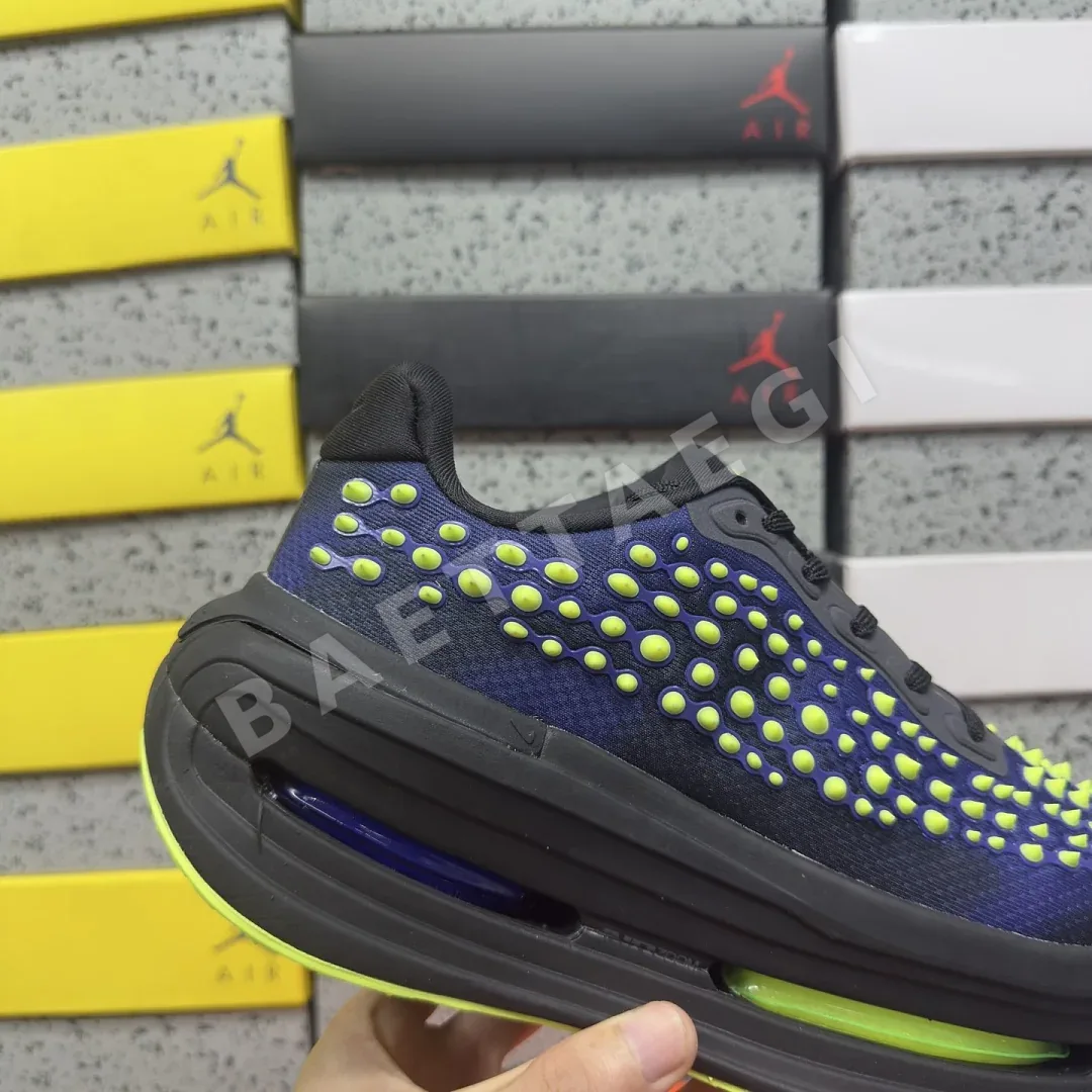 나이키 [5A] 보메로 프리미엄 QS IR2168-002 201766 Nike Vomero Premium QS Black Volt Glow 상세 이미지 7