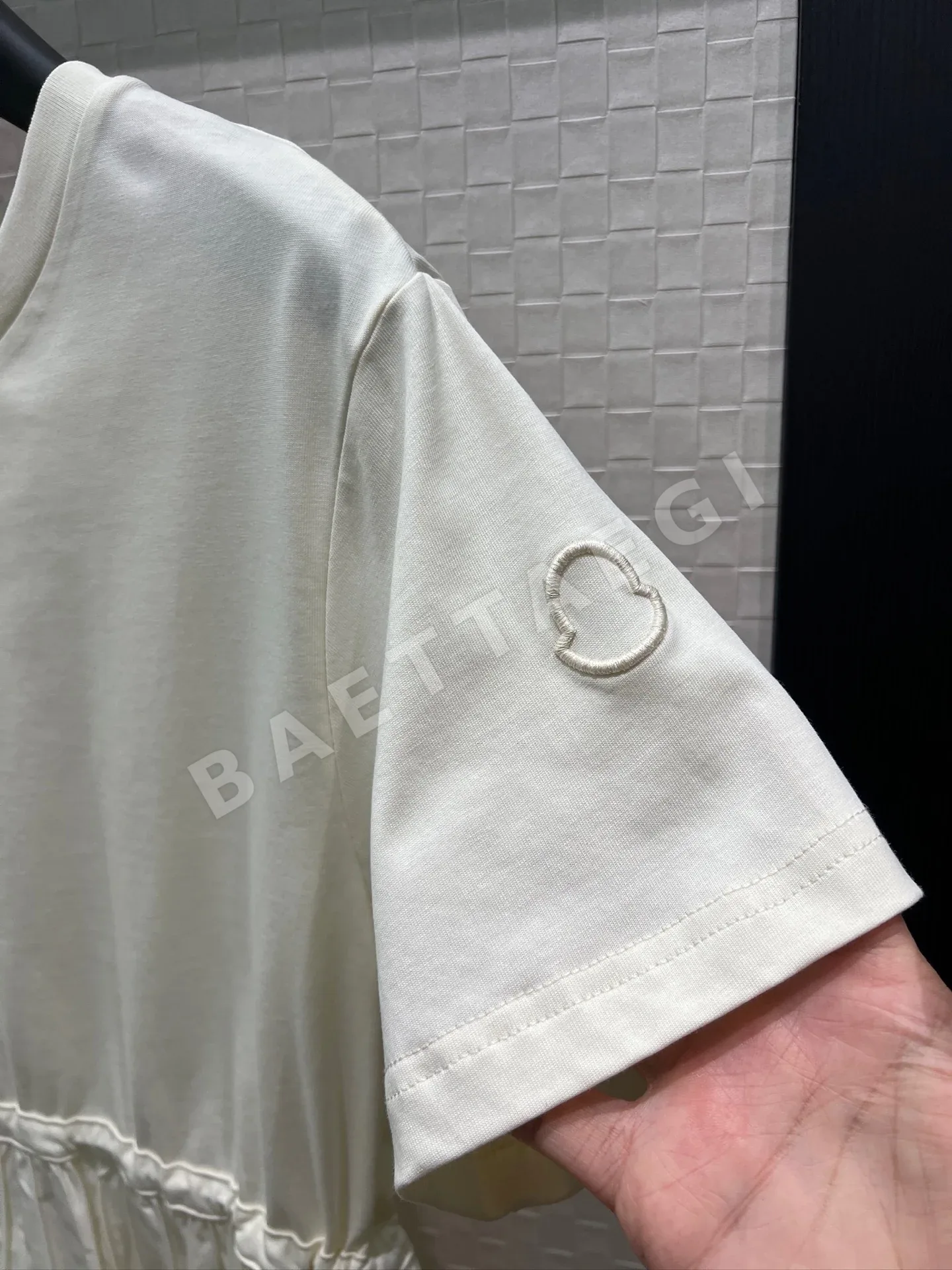 몽클레르 패치워크 드로스트링 반소매 플리츠 원피스 상세 이미지 5