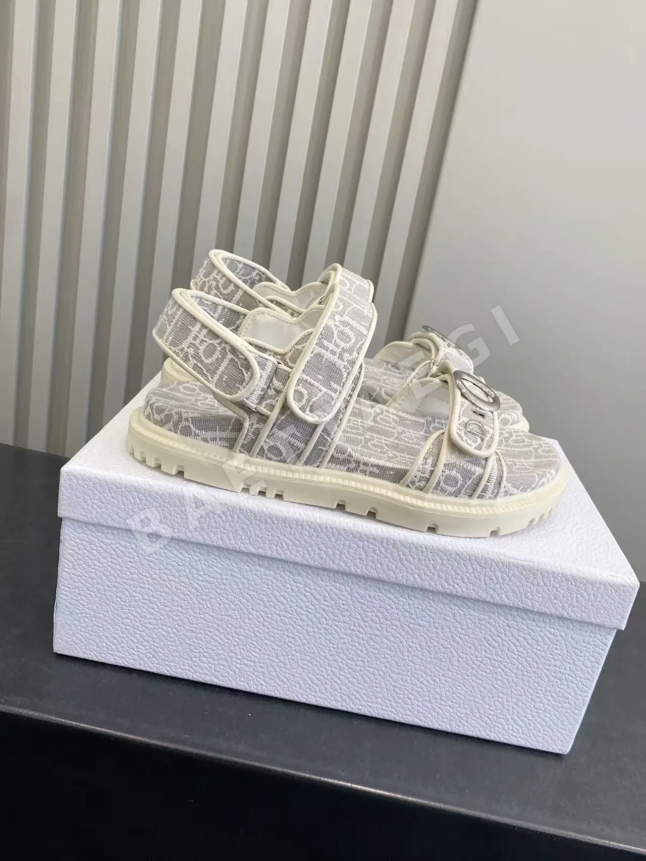 디올 자수 벨크로 샌들 95438