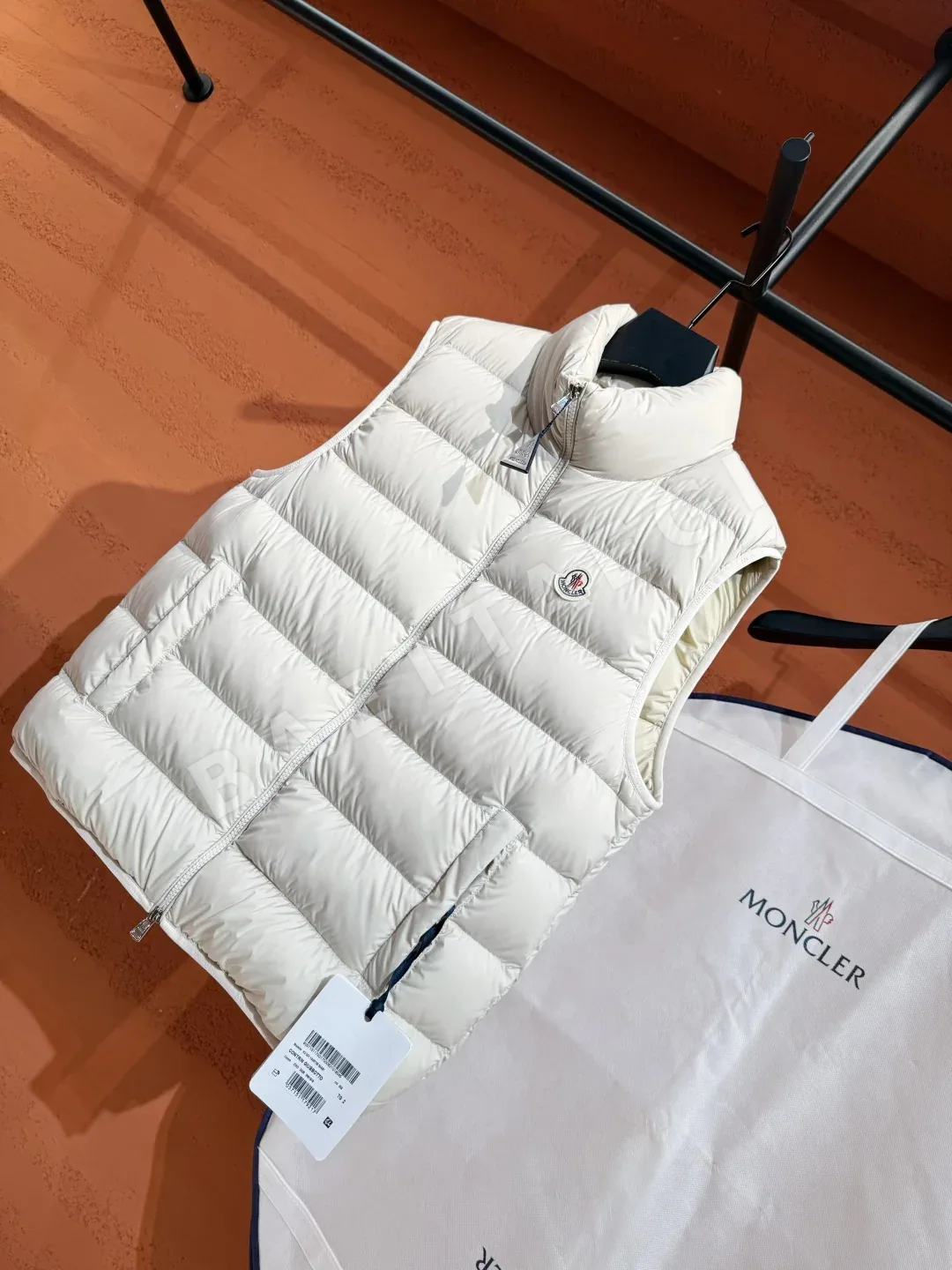 몽클레르 남성 화이트 덕다운 조끼 상세 이미지 2