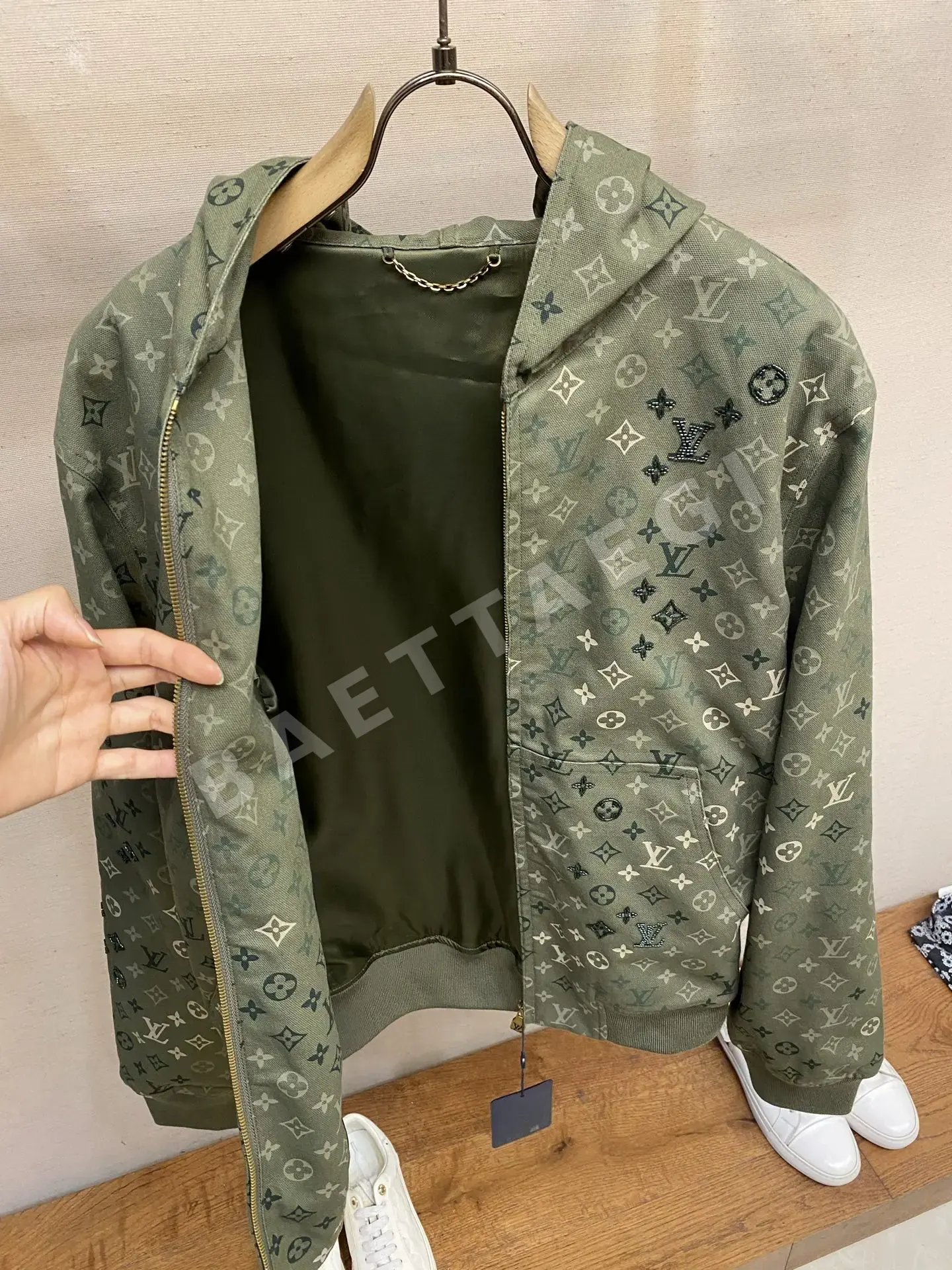 루이비통 모노그램 자수 프린트 후드집업 상세 이미지 7
