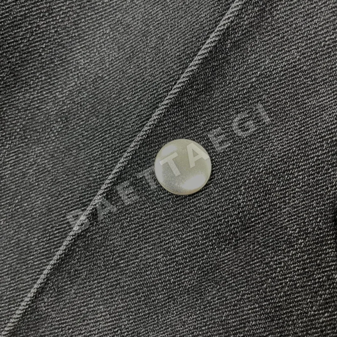 프라다 워시드 데님 삼각 로고 반팔 셔츠 상세 이미지 3
