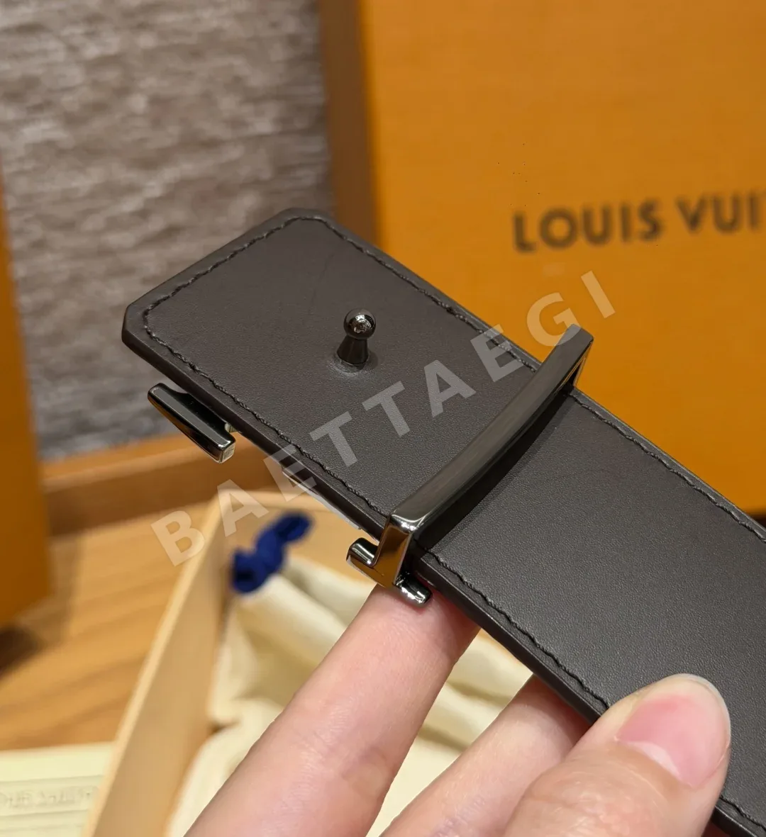 루이비통 모노그램 캔버스 LV 버클 벨트 상세 이미지 3