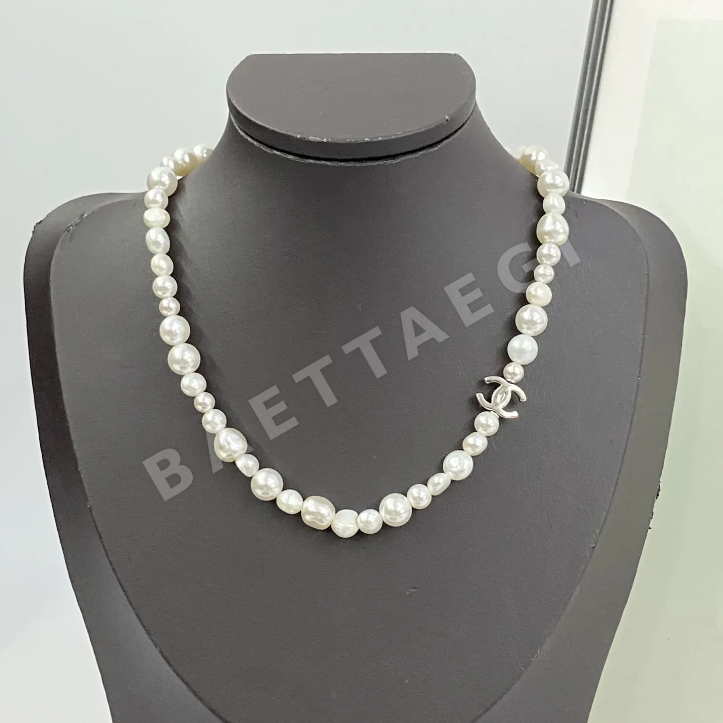 샤넬 실버 더블 C 로고 바로크 진주 목걸이 68830