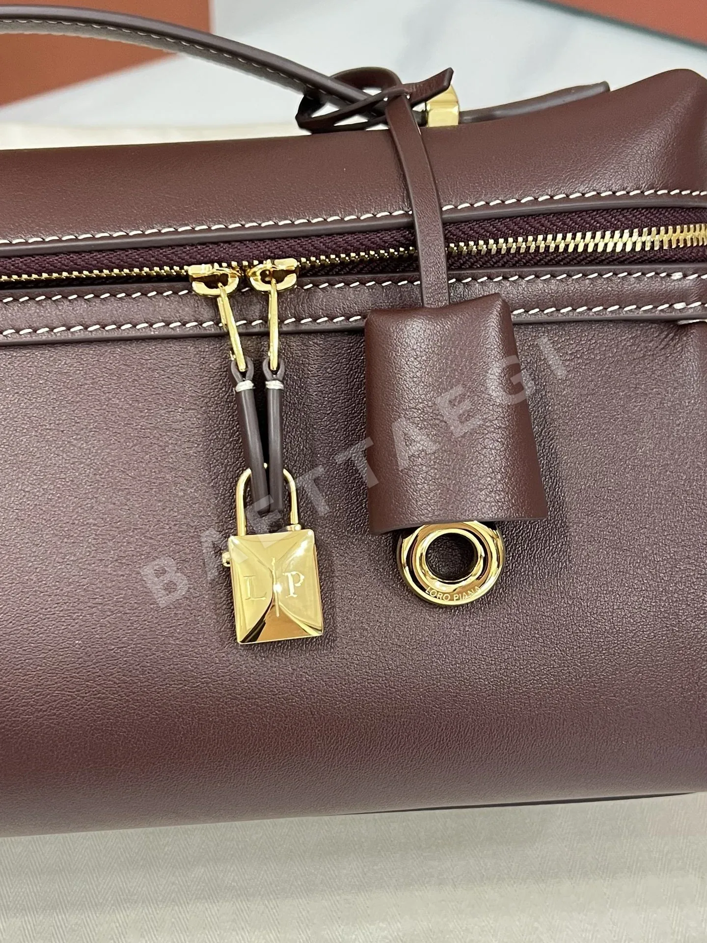 로로피아나 엑스트라 소프트 티 핸드백 상세 이미지 5