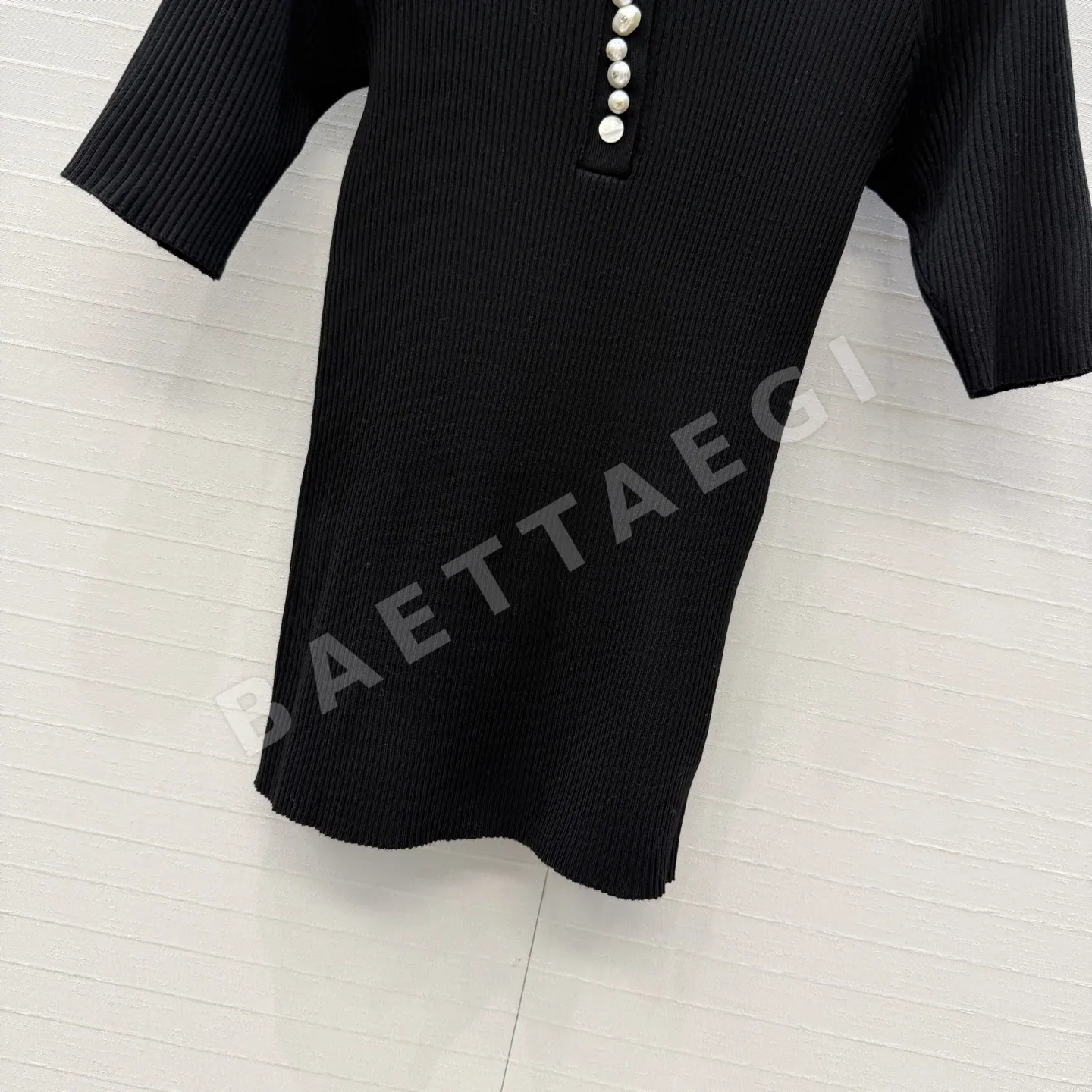샤넬 여성 슬림핏 반팔 티셔츠 진주 버튼 상세 이미지 7