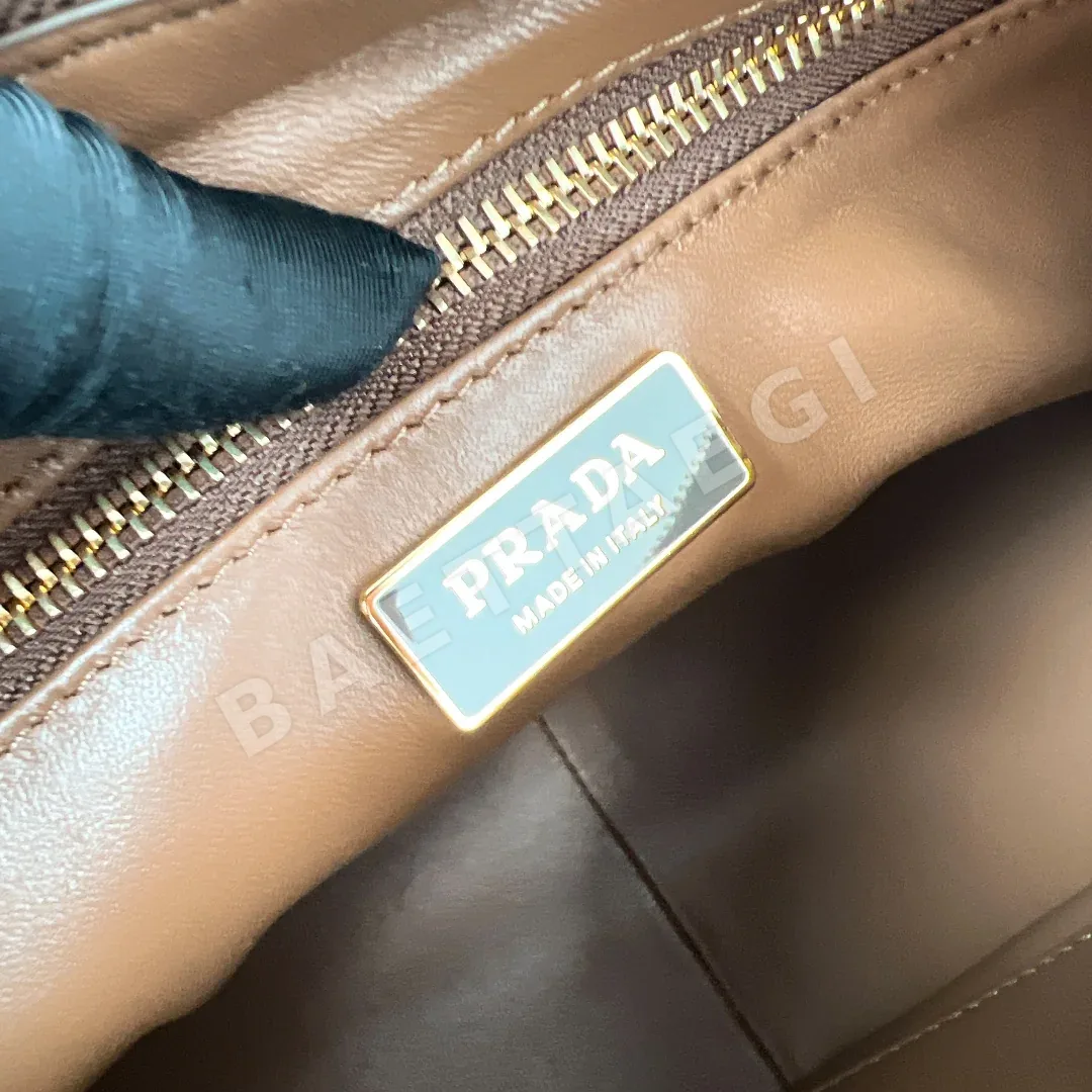 프라다 뉴에이미 스웨이드 언더암 가방 1BC229 상세 이미지 9