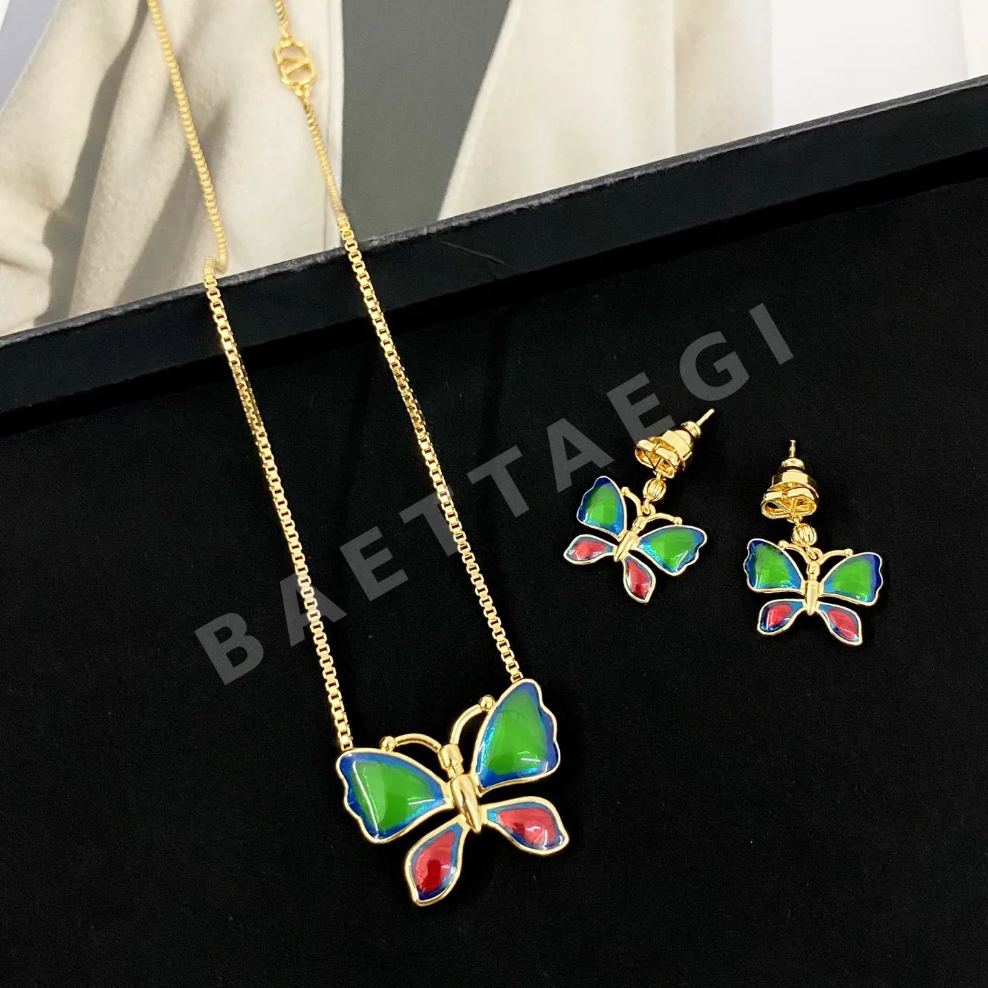 발렌티노 골드 빈티지 에나멜 나비 목걸이 63470