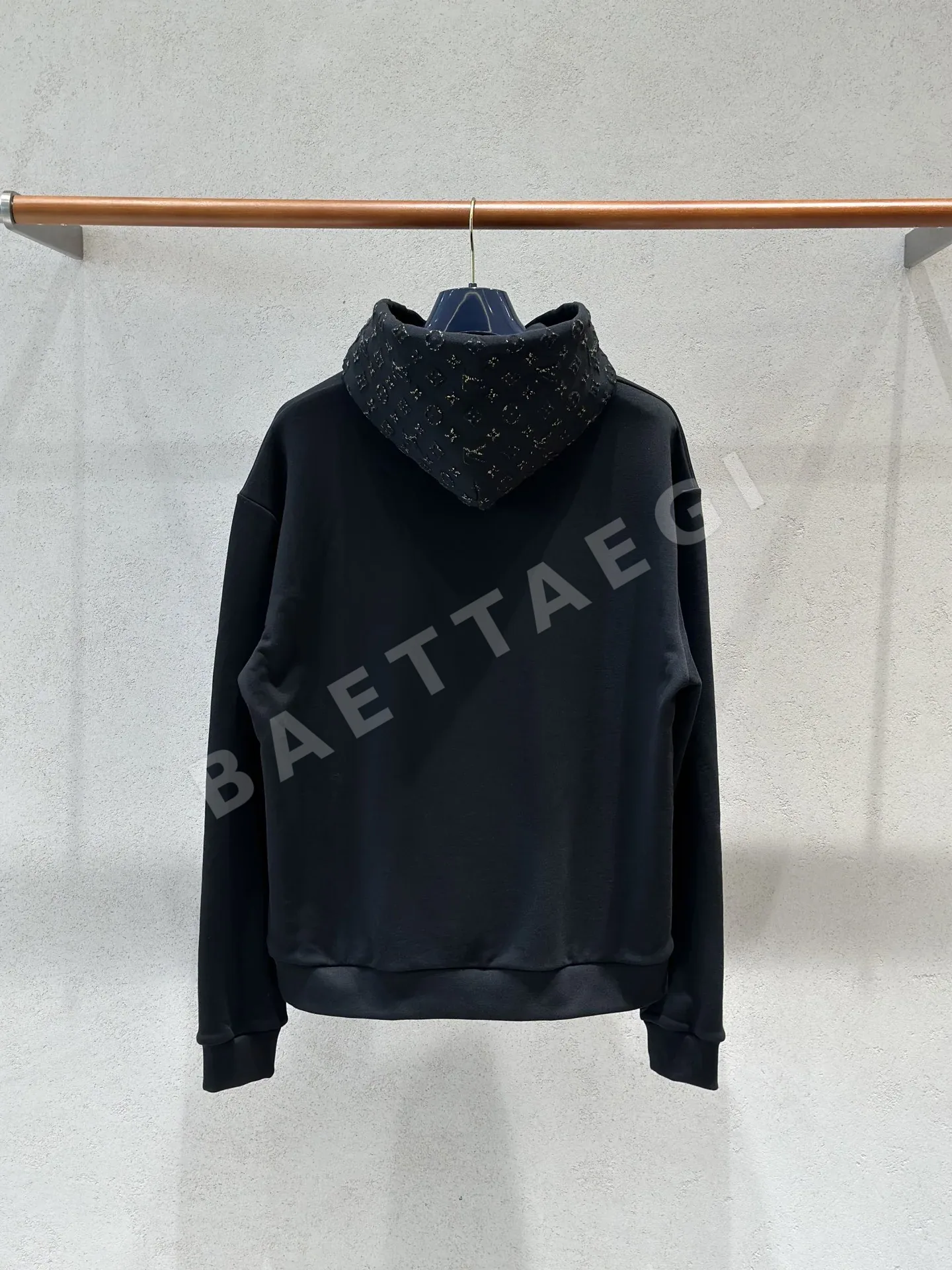 루이비통 LV 반사 로고 엠보싱 남성 후드티 상세 이미지 2