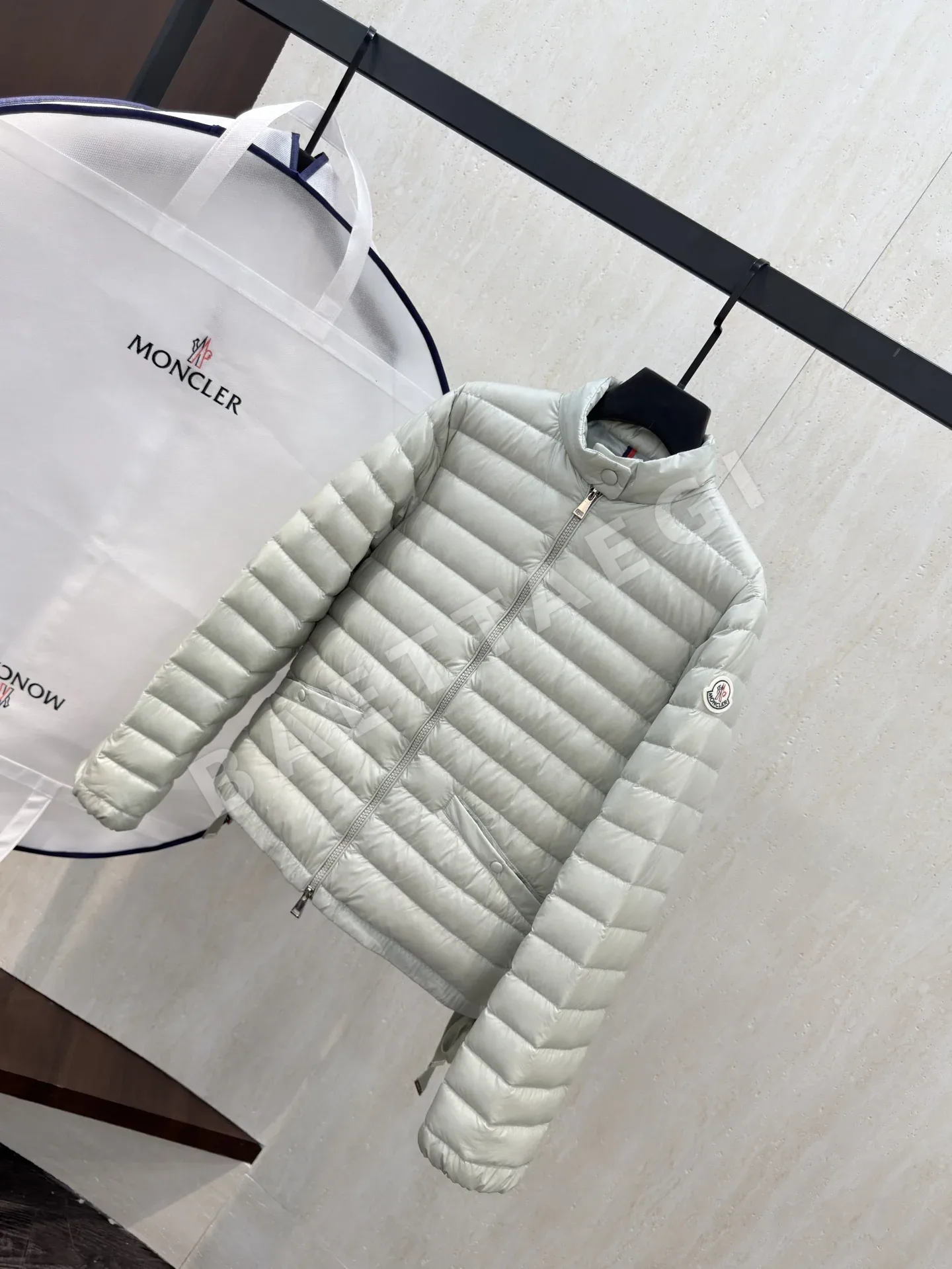 몽클레르 아잘리 쇼트 다운 자켓 상세 이미지 2
