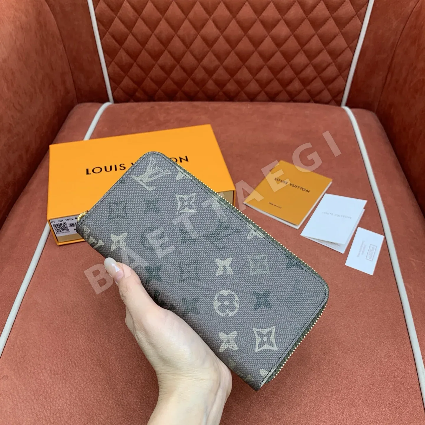 루이비통 그라데이션 위장 녹색 캔버스 지퍼 장지갑 M27178