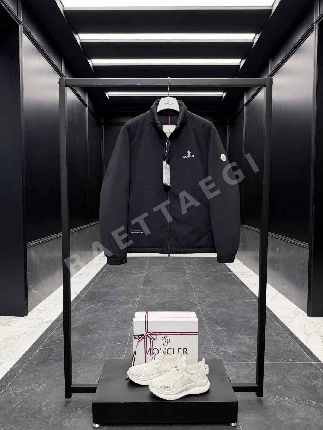 몽클레르 레터 프린트 경량 남성 패딩 D00730 상세 이미지 2