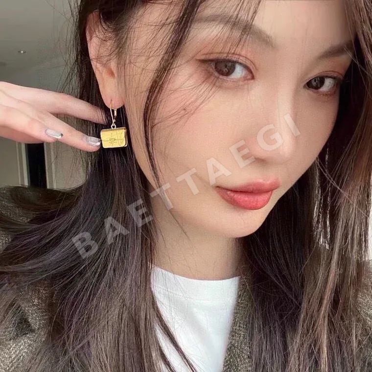 셀린느 개선문 골드 스터드 귀걸이 상세 이미지 2
