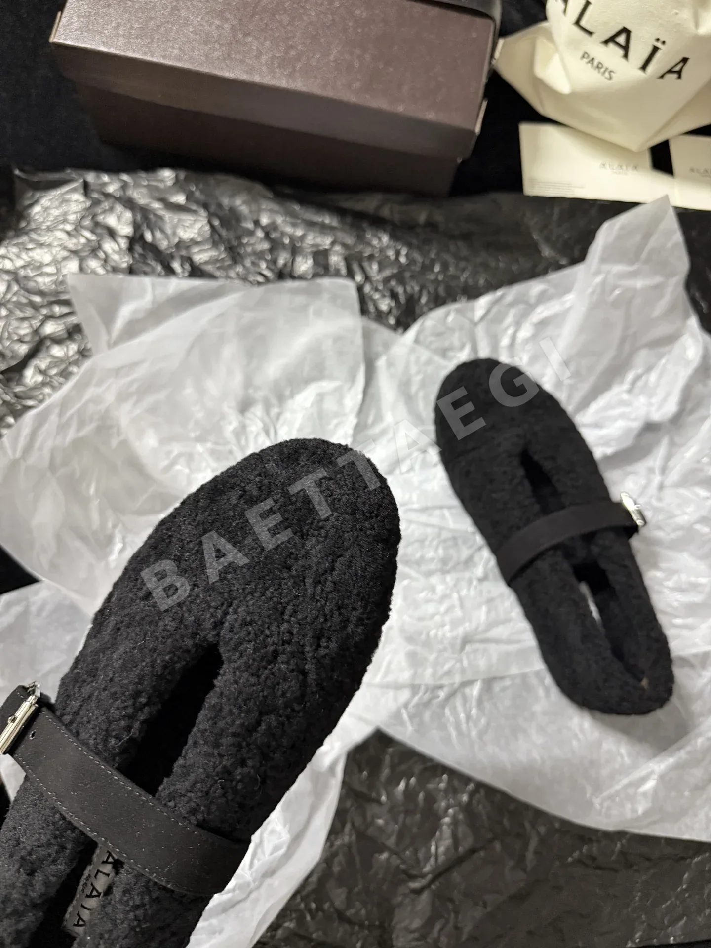 알라이아 플러시 버클 여성 신발 상세 이미지 5