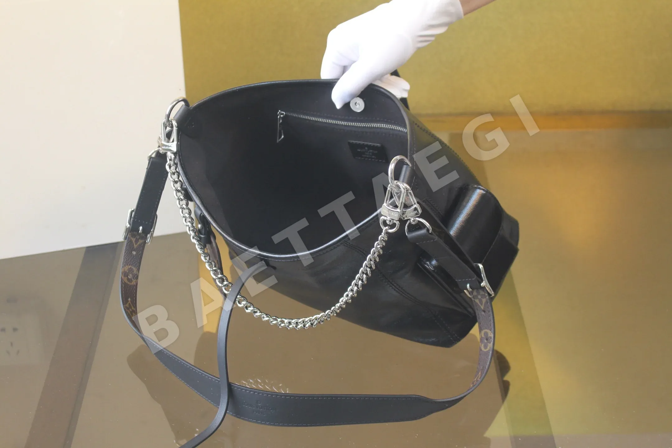 루이비통 수입 양가죽 체인 숄더백 M24861 상세 이미지 7