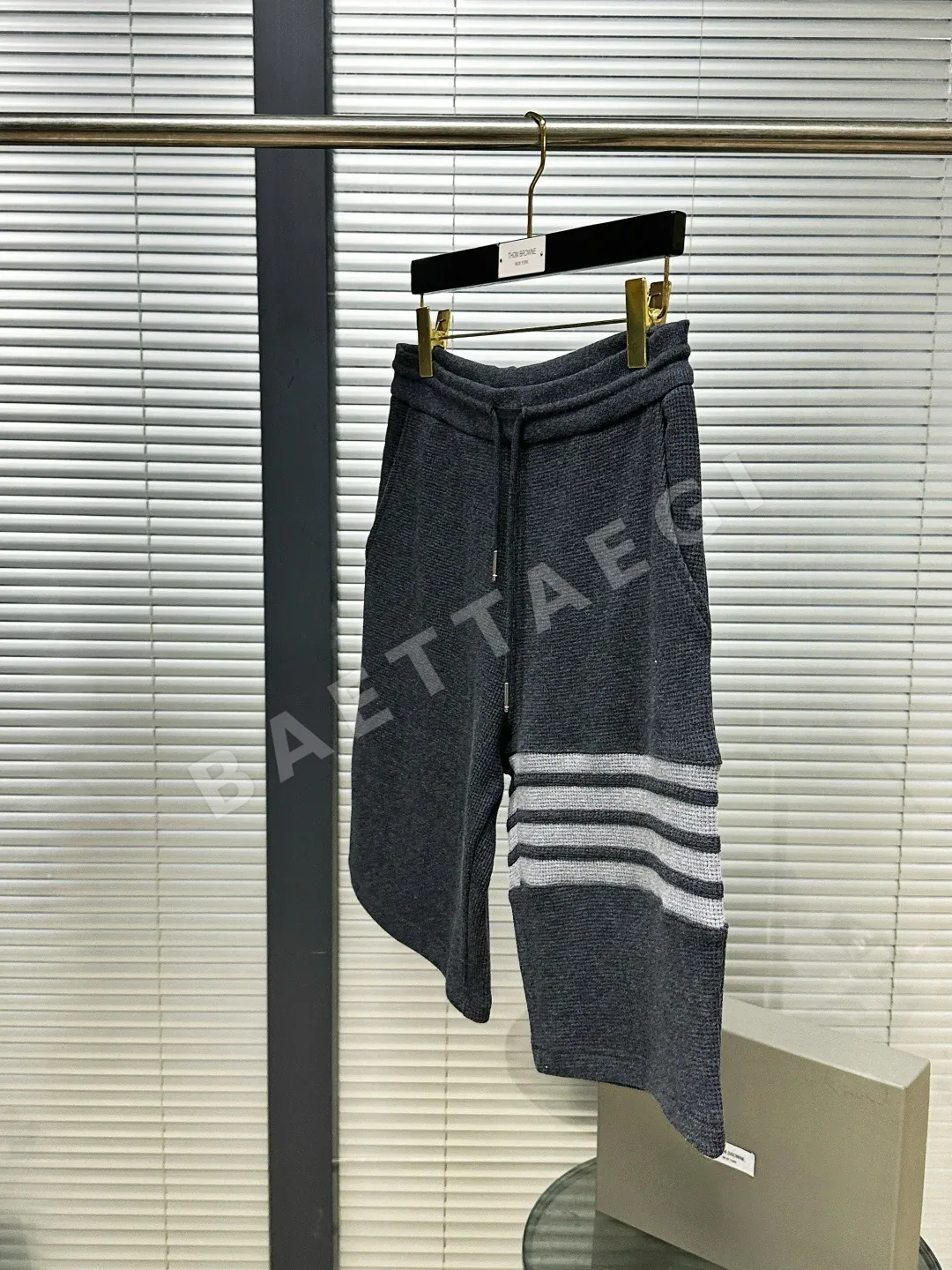 톰브라운 면 와플 남성 반바지 상세 이미지 3