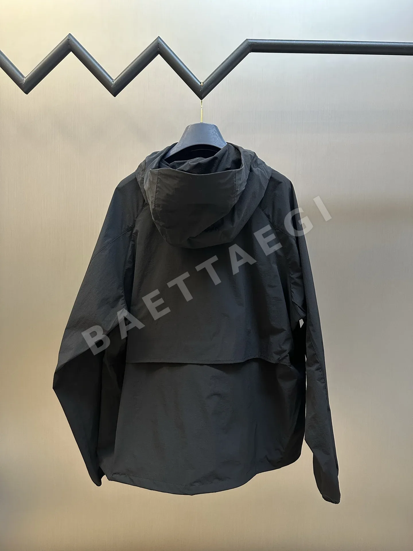 프라다 남성 나일론 후드 자켓 상세 이미지 4