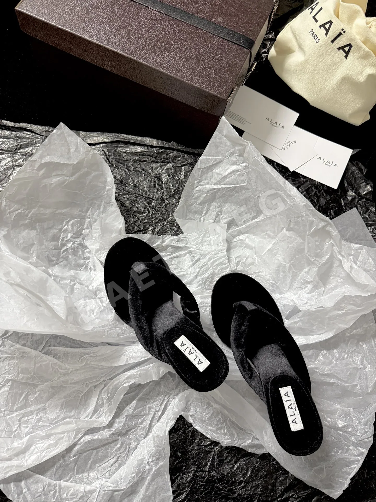 알라이아 벨벳 플립플롭 상세 이미지 2