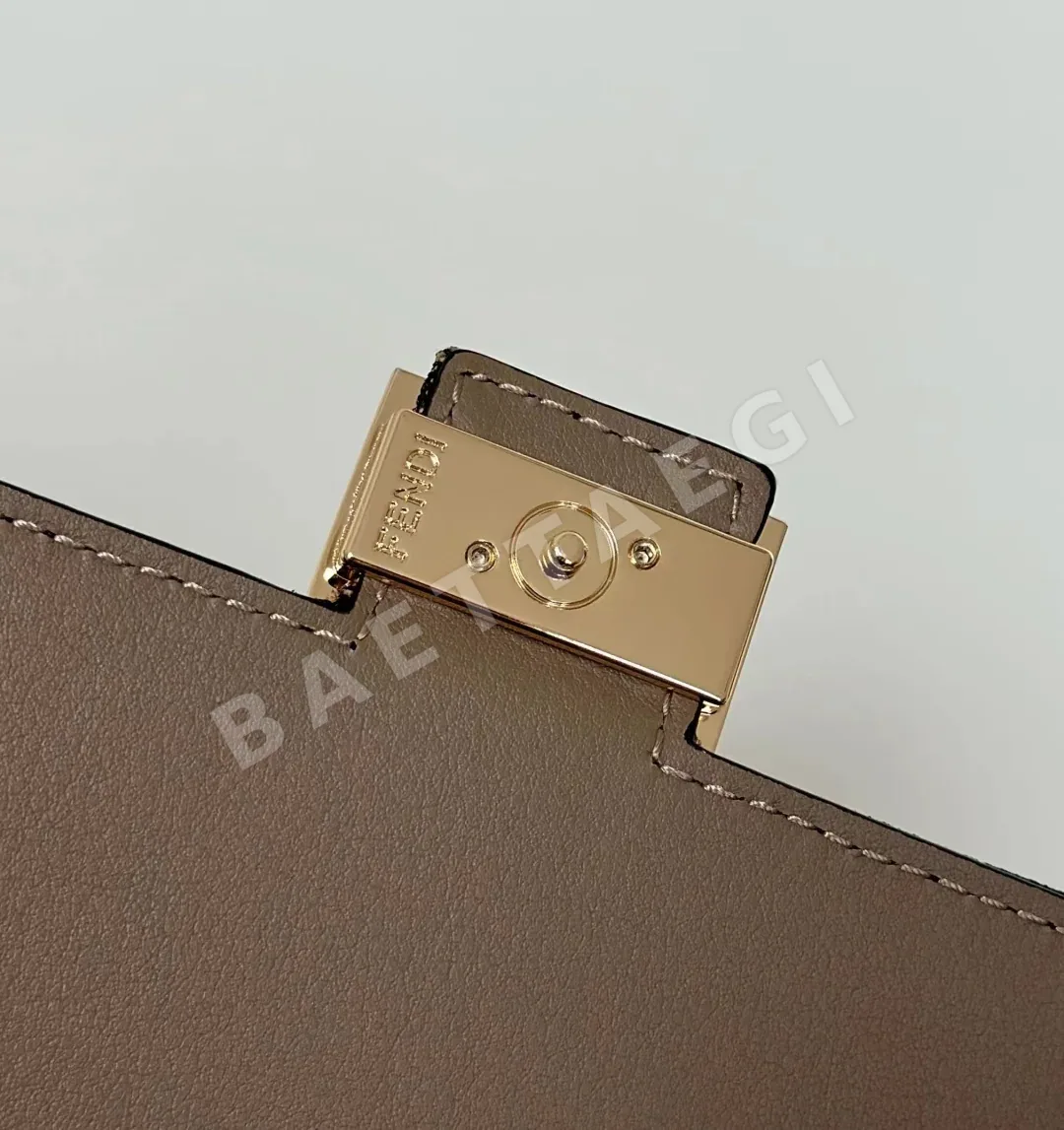 펜디 바게트 체인 월렛 가방 상세 이미지 7