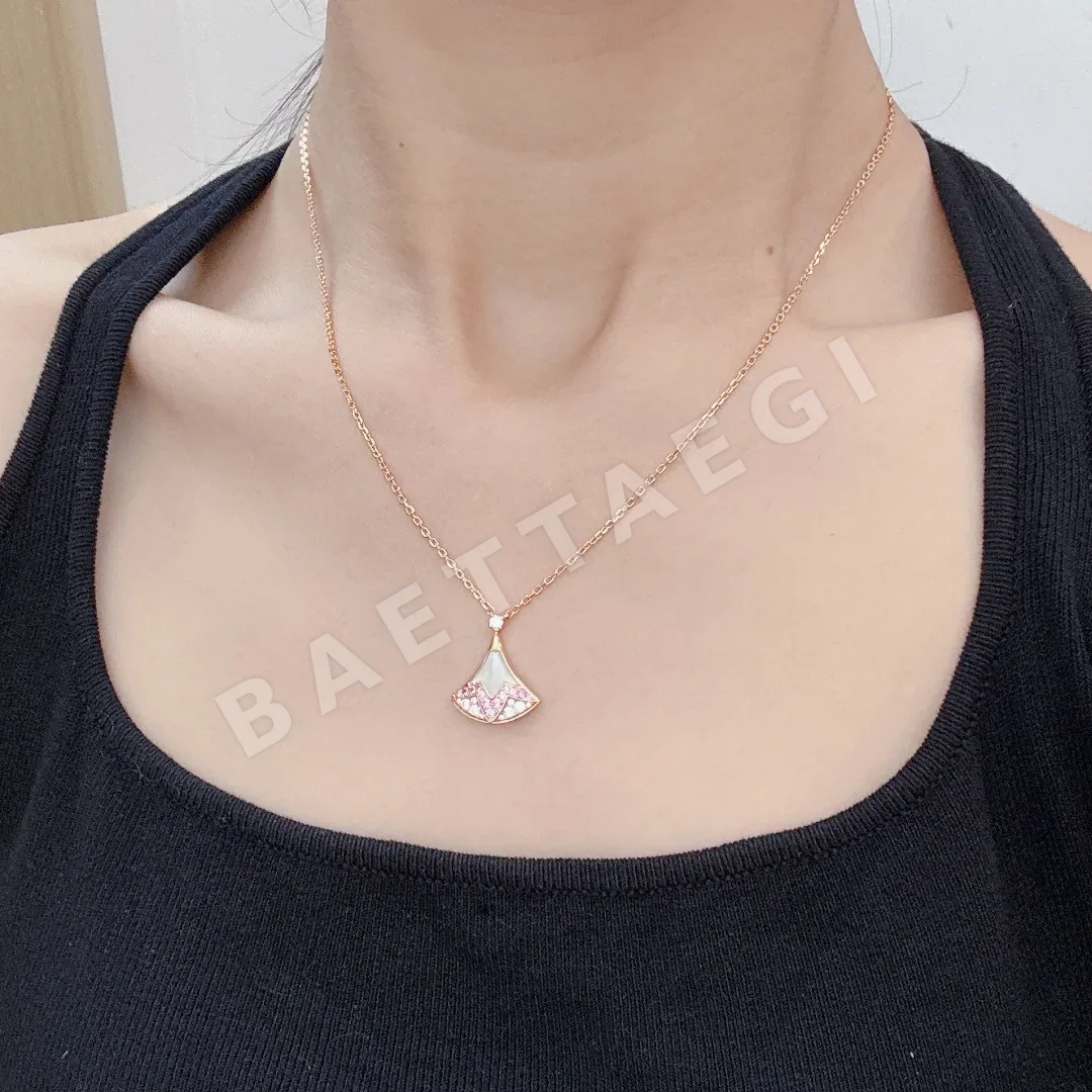불가리 메티에 다르 수련 모티브 목걸이 64450