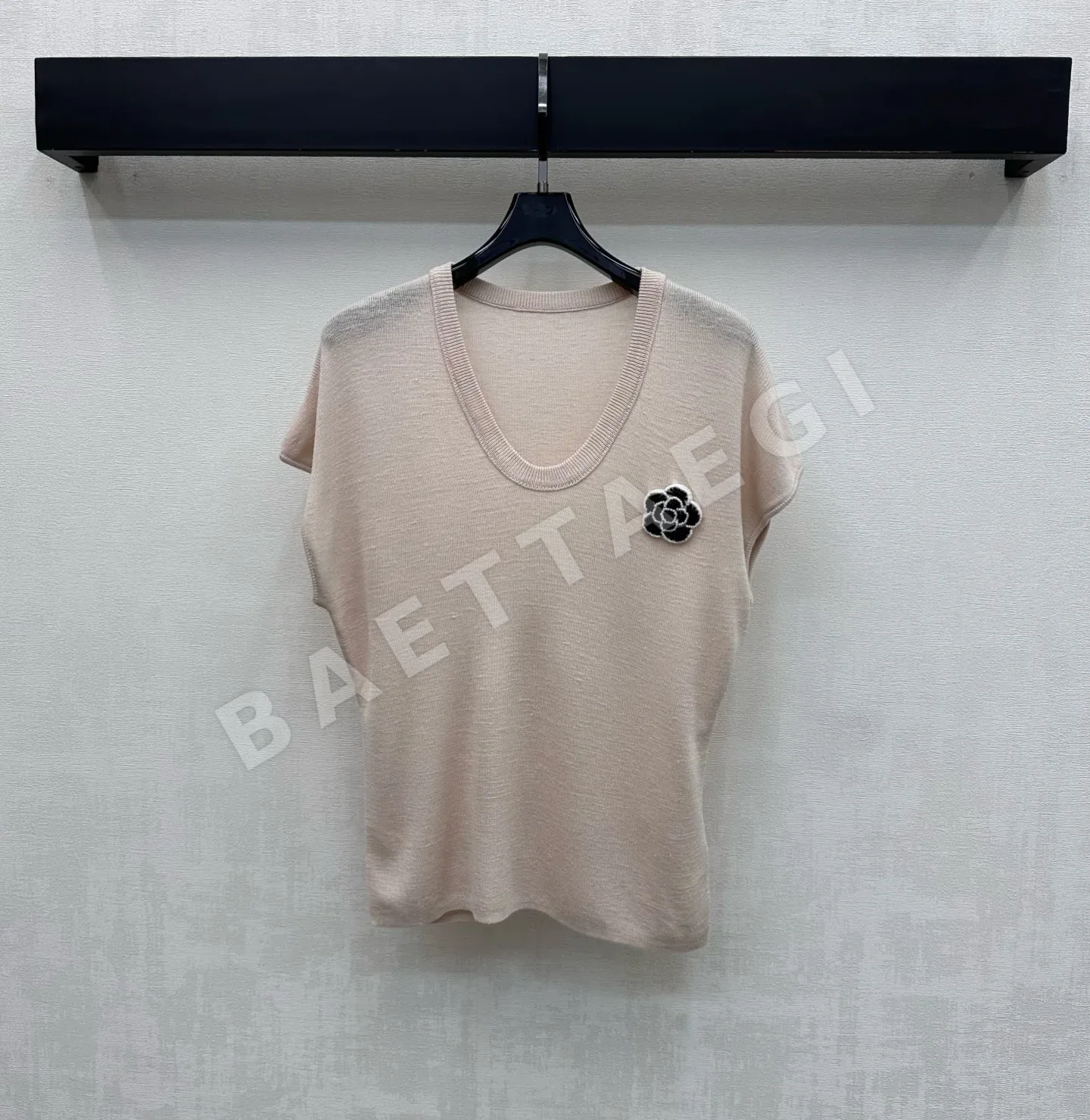 샤넬 V넥 카멜리아 비즈 자수 반팔 티셔츠 182514