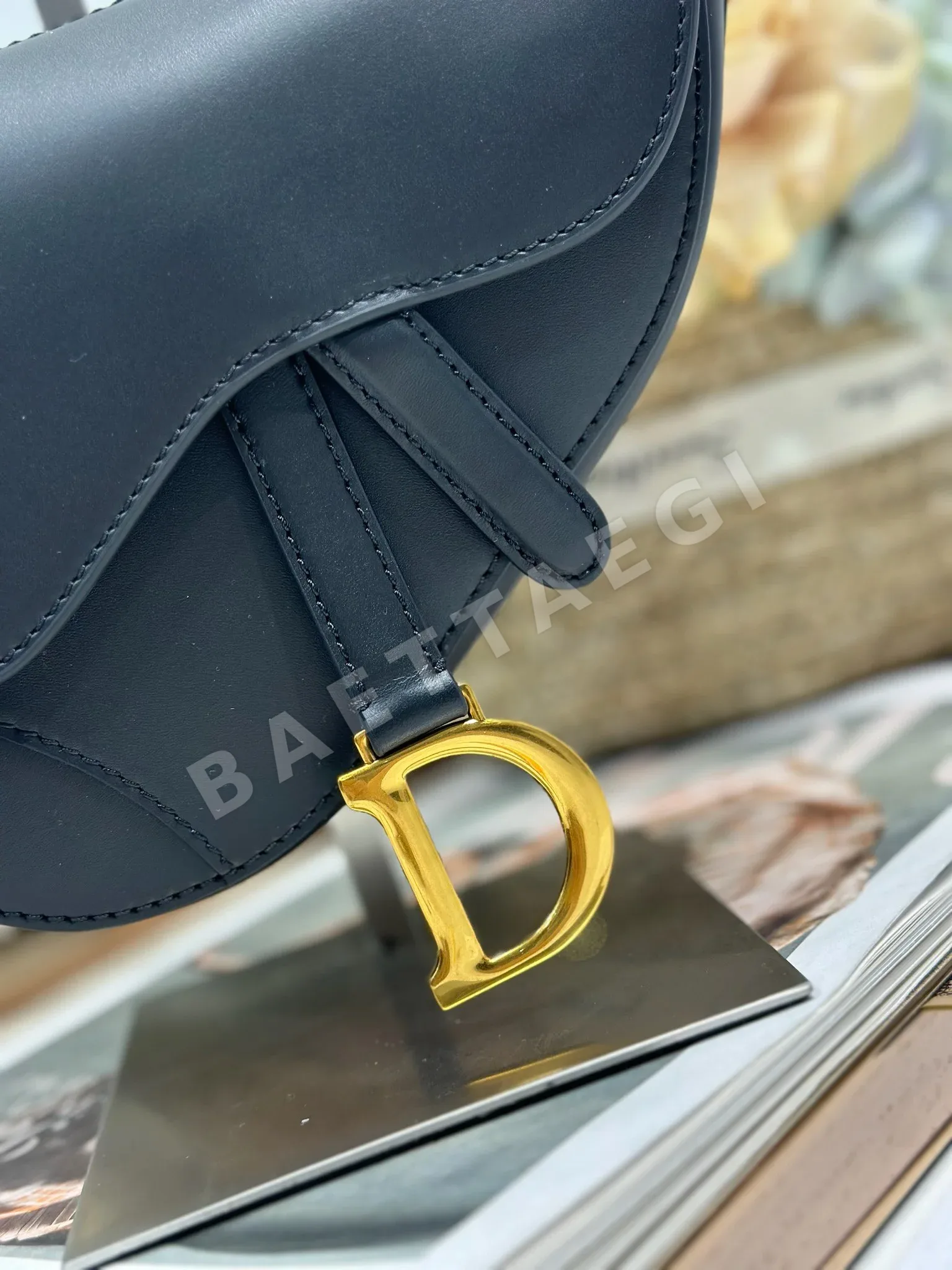 디올 소프트 새들백 가방 상세 이미지 4