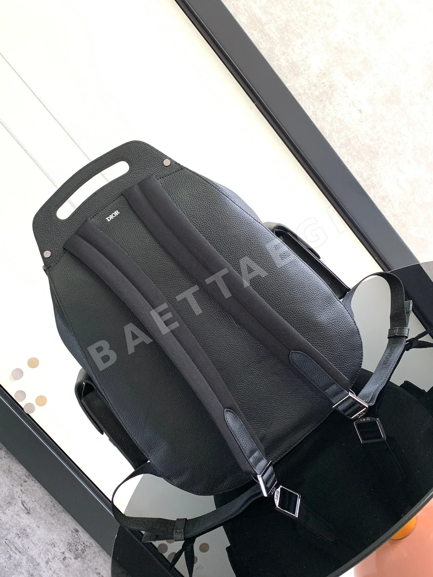 디올 그레인 카프스킨 새들 백팩 상세 이미지 3