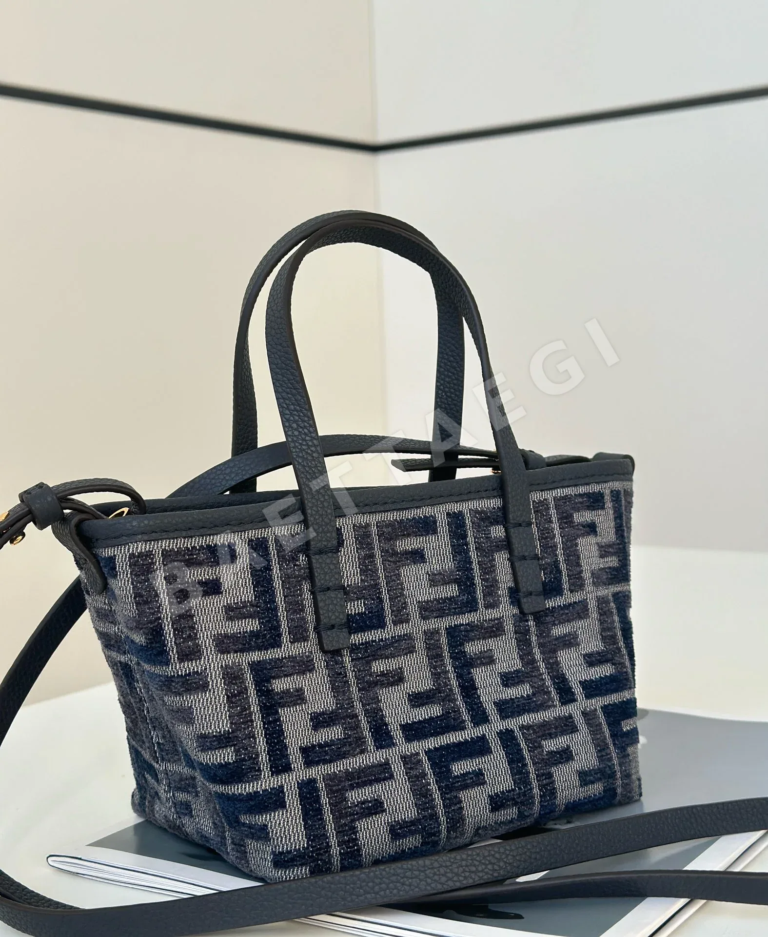 펜디 더블 F 로고 셰닐 미니 롤백 가방 상세 이미지 2