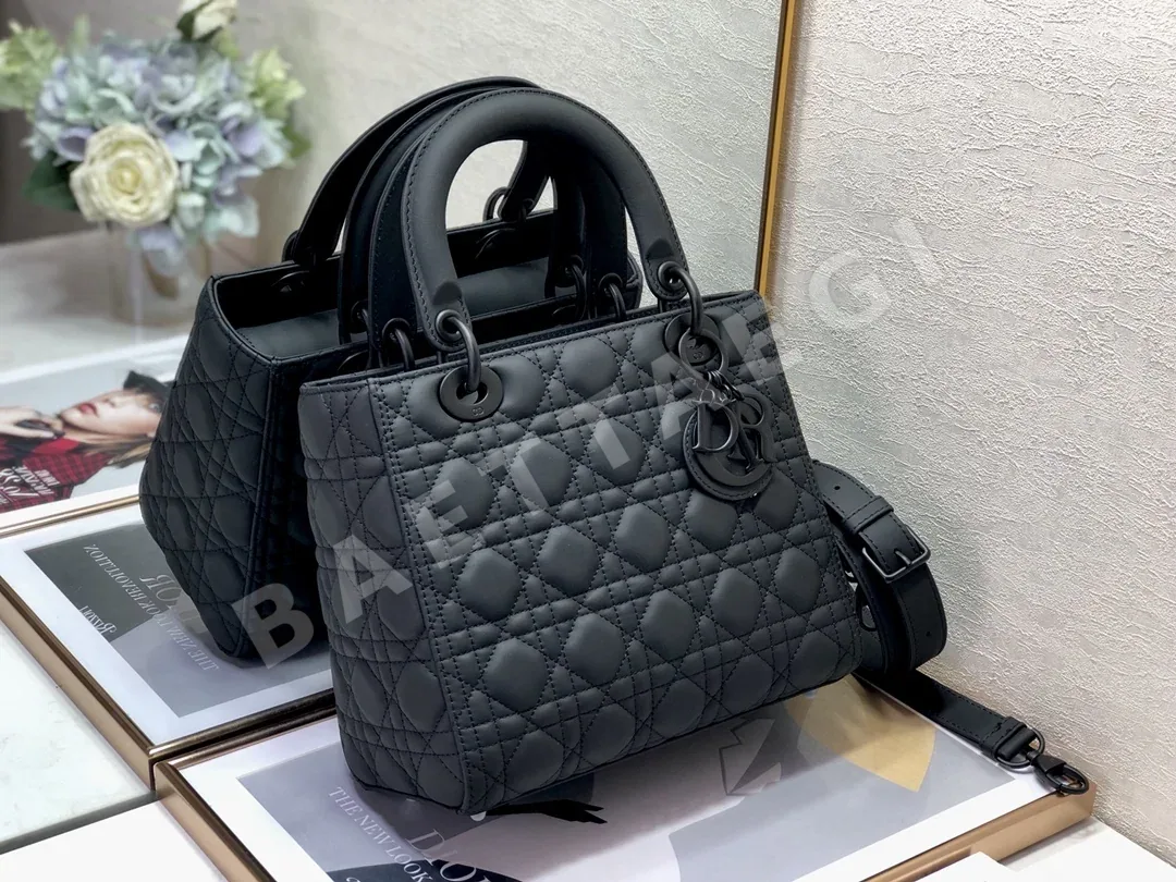 디올 레이디 매트 블랙 카프스킨 가방 상세 이미지 2