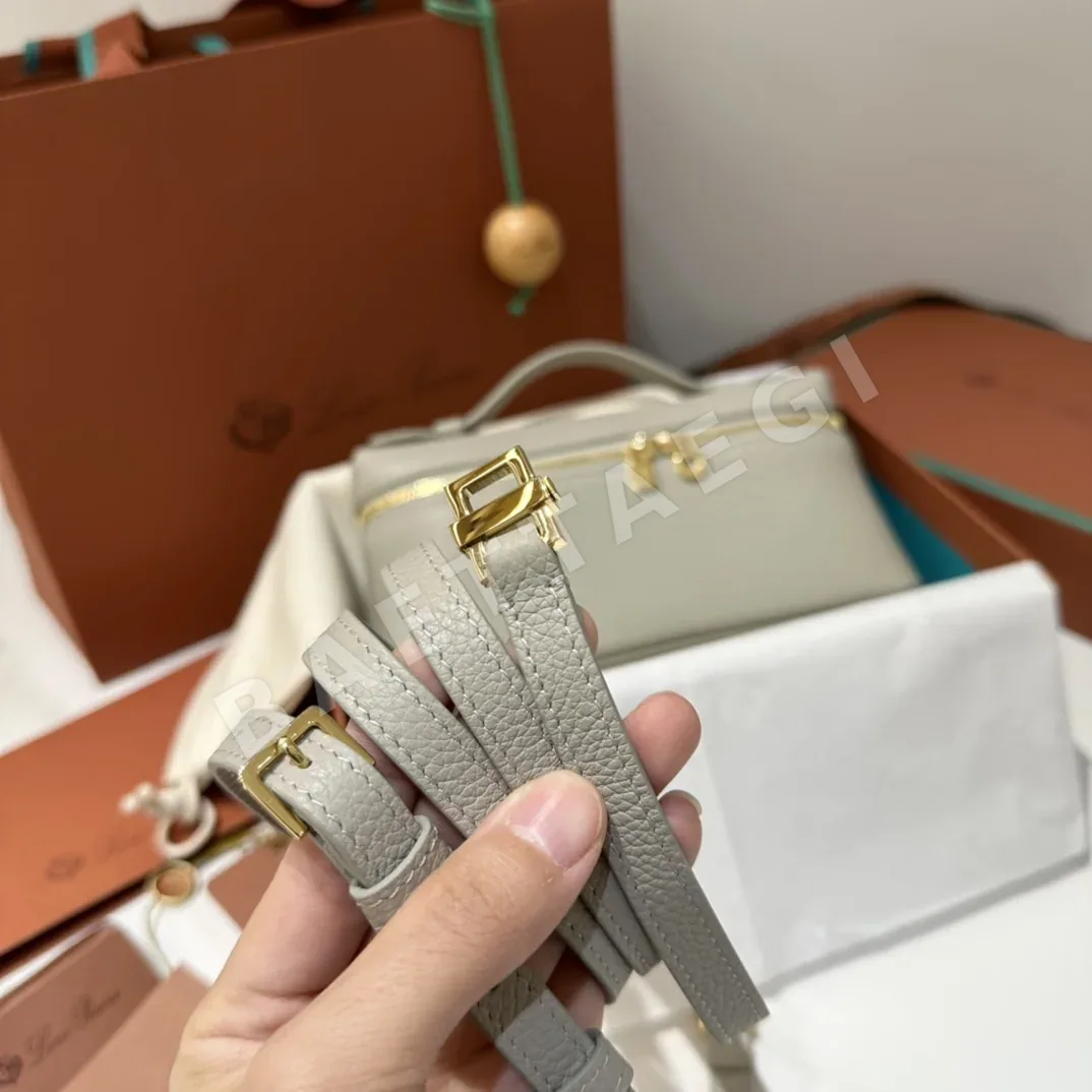 로로피아나 L19 펄 그레이 금장 버클 미니 핸드백 상세 이미지 6