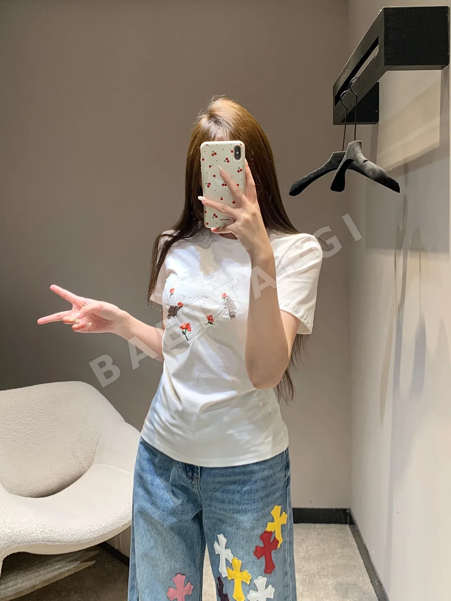 디올 자수 하트 크루넥 여성 반팔 티셔츠 상세 이미지 3