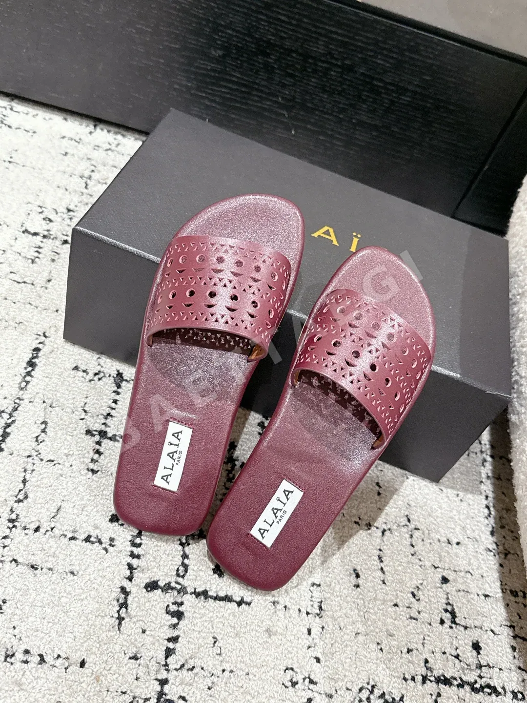 알라이아 펀칭 가공 브로그 플랫 샌들 상세 이미지 4