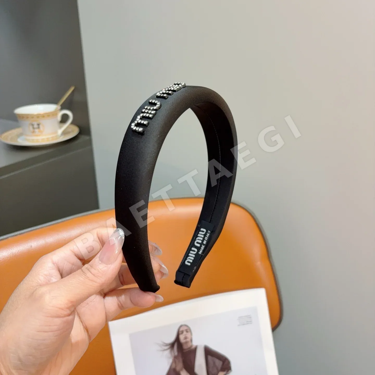 미우미우 새틴 스펀지 메탈 문자 헤드밴드 상세 이미지 2