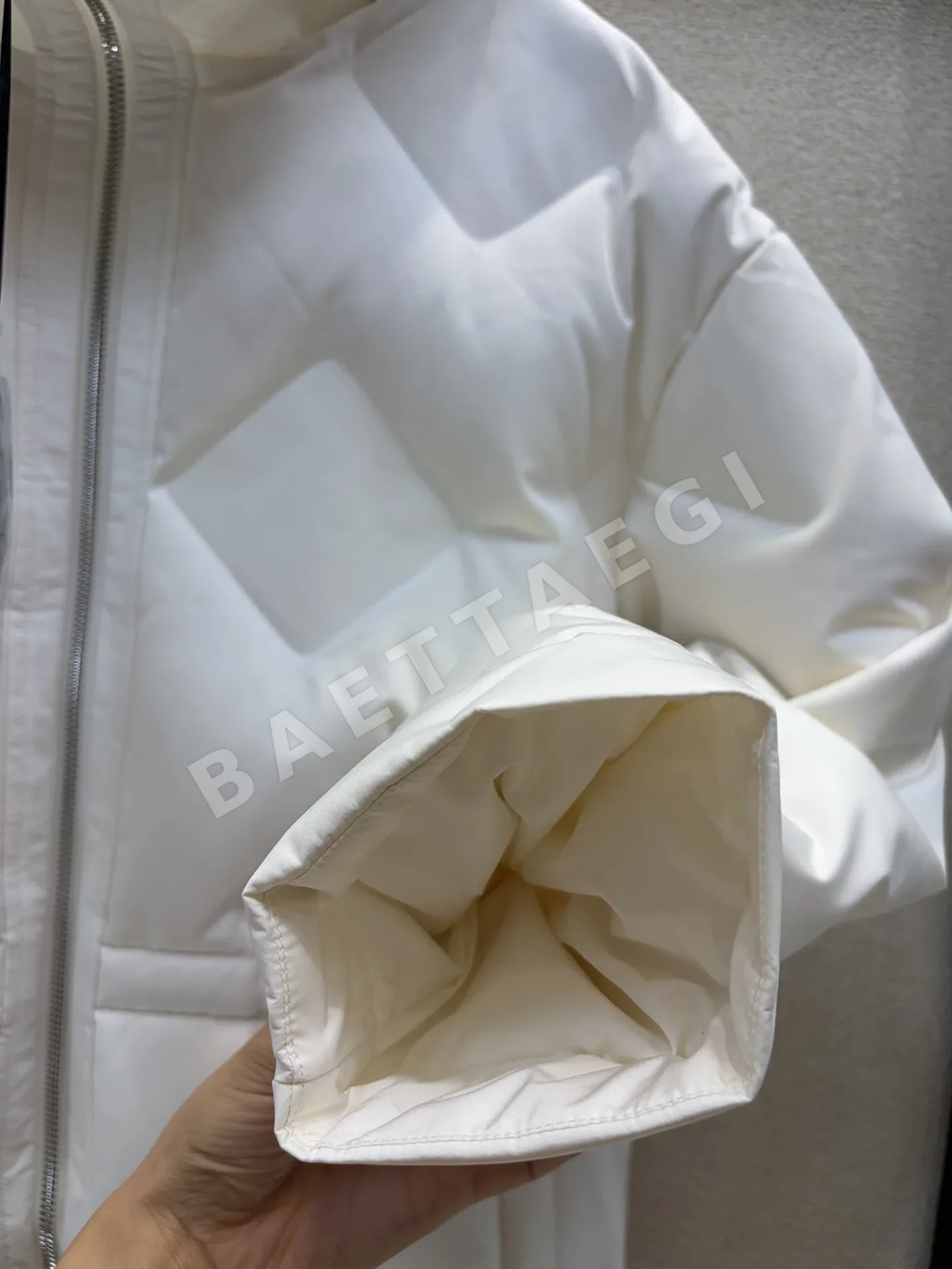 펜디 다크 패턴 자카드 미들 길이 여성 패딩 상세 이미지 5