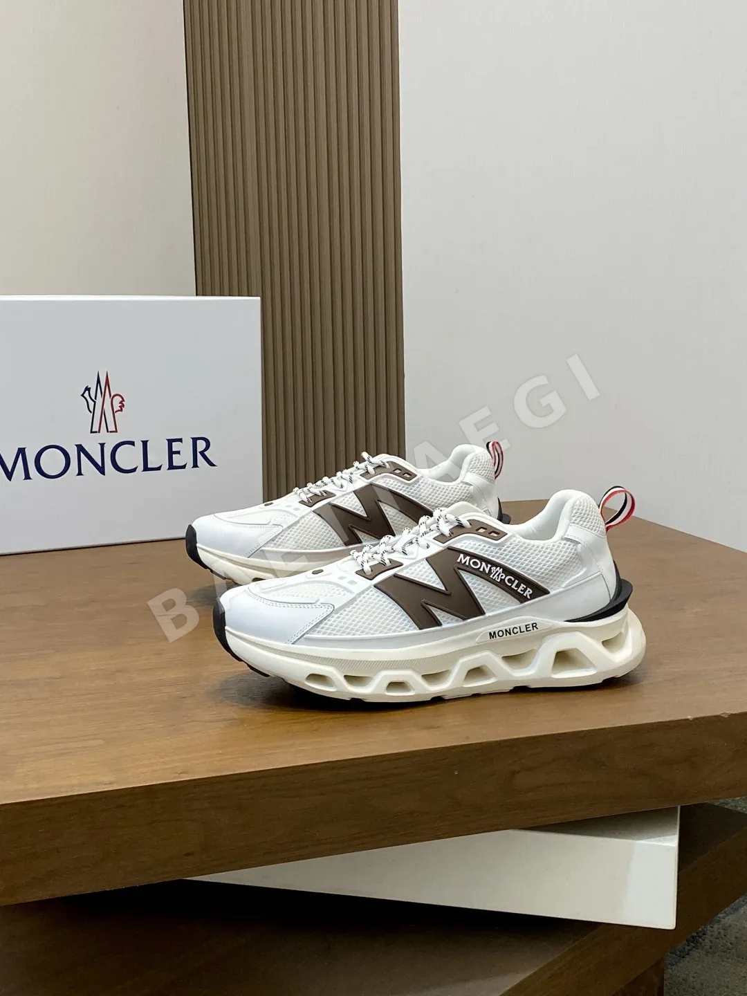 몽클레르 스니커즈 남성 메시 모노그램 로고 상세 이미지 3