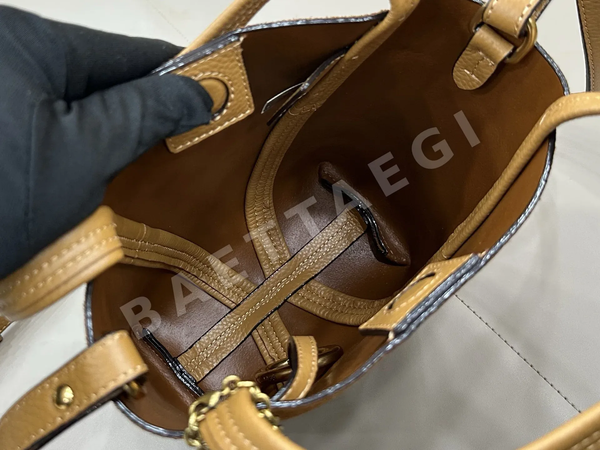 끌로에 스핀 스웨이드 토트백 상세 이미지 8