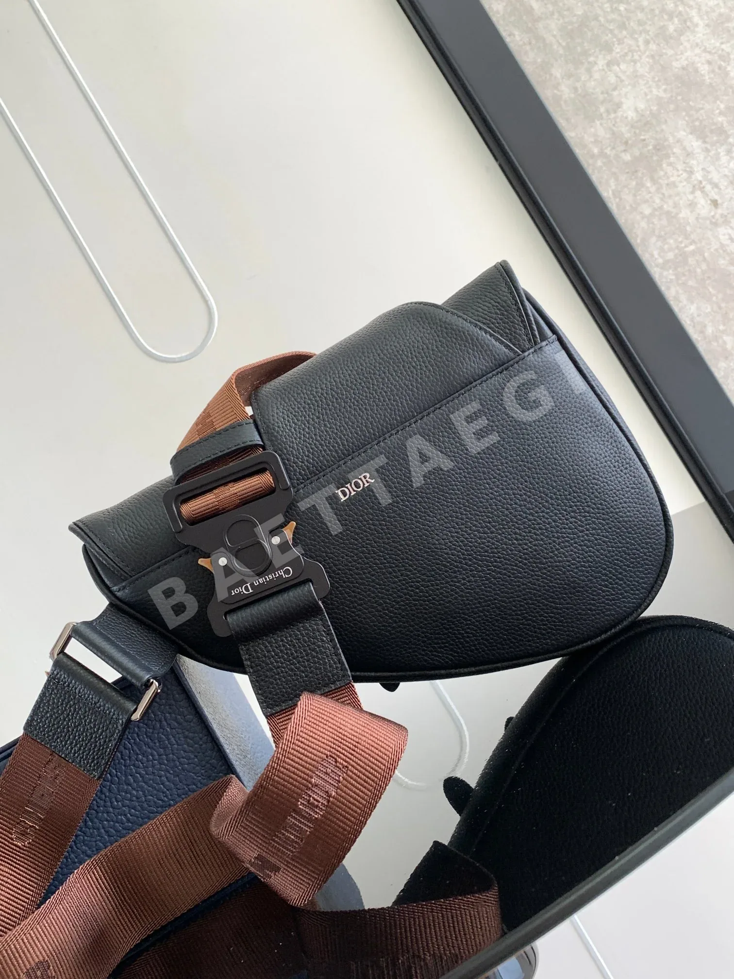 디올 새들 블랙 그레인 송아지가죽 숄더백 상세 이미지 3