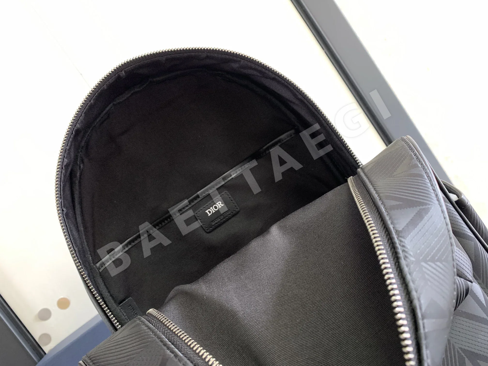 디올 CD 다이아몬드 로고 장식 백팩 상세 이미지 8