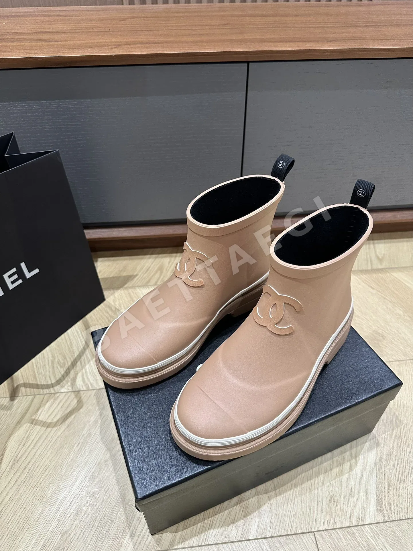 샤넬 레인부츠 85224