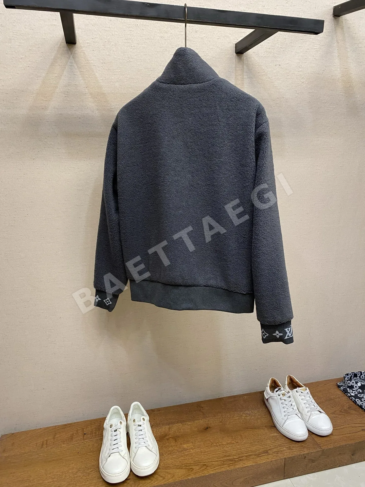 루이비통 스탠드 카라 자카드 로고 플리스 자켓 상세 이미지 2