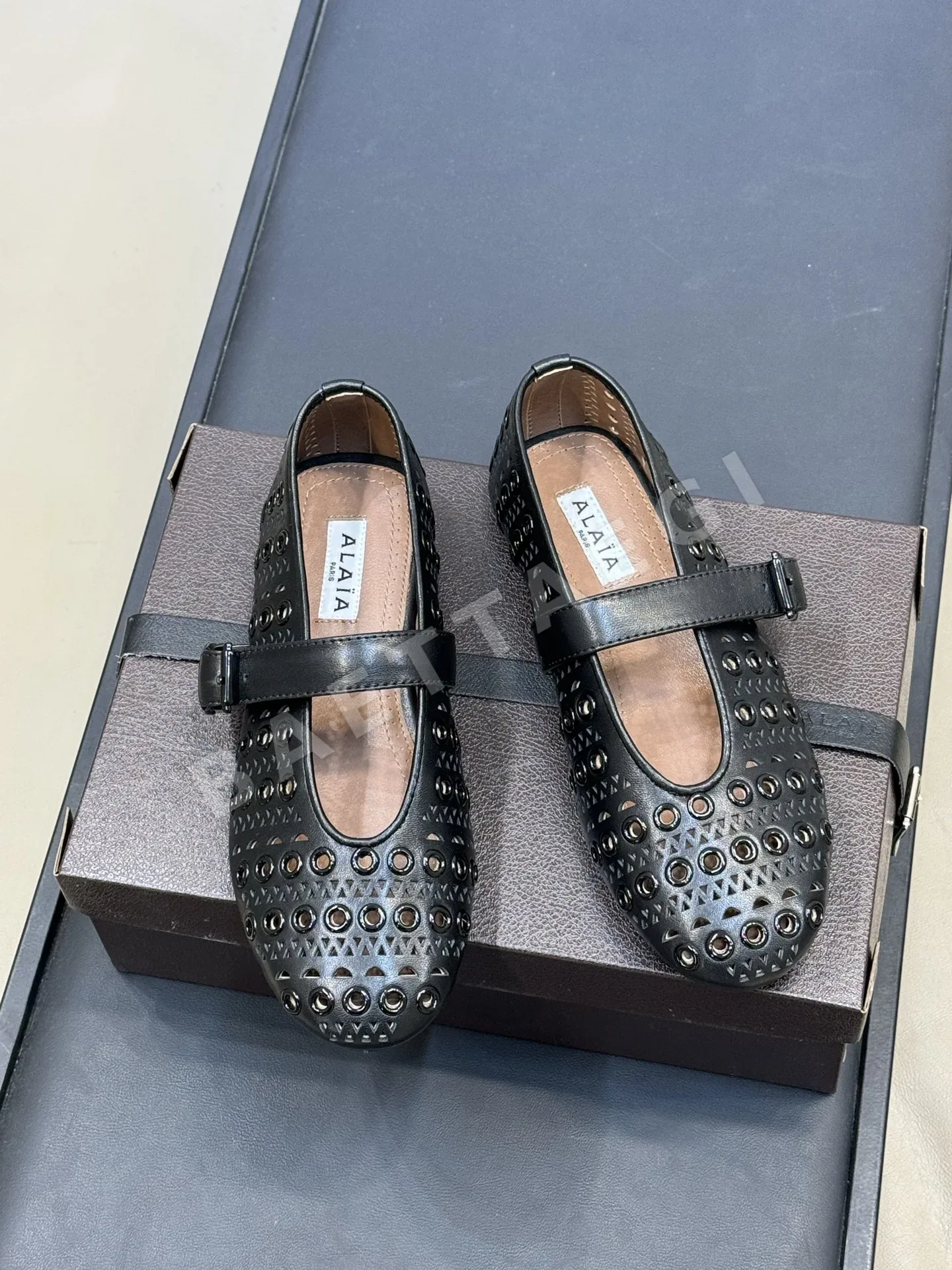 알라이아 메탈릭 아이렛 발레슈즈 신발 상세 이미지 2